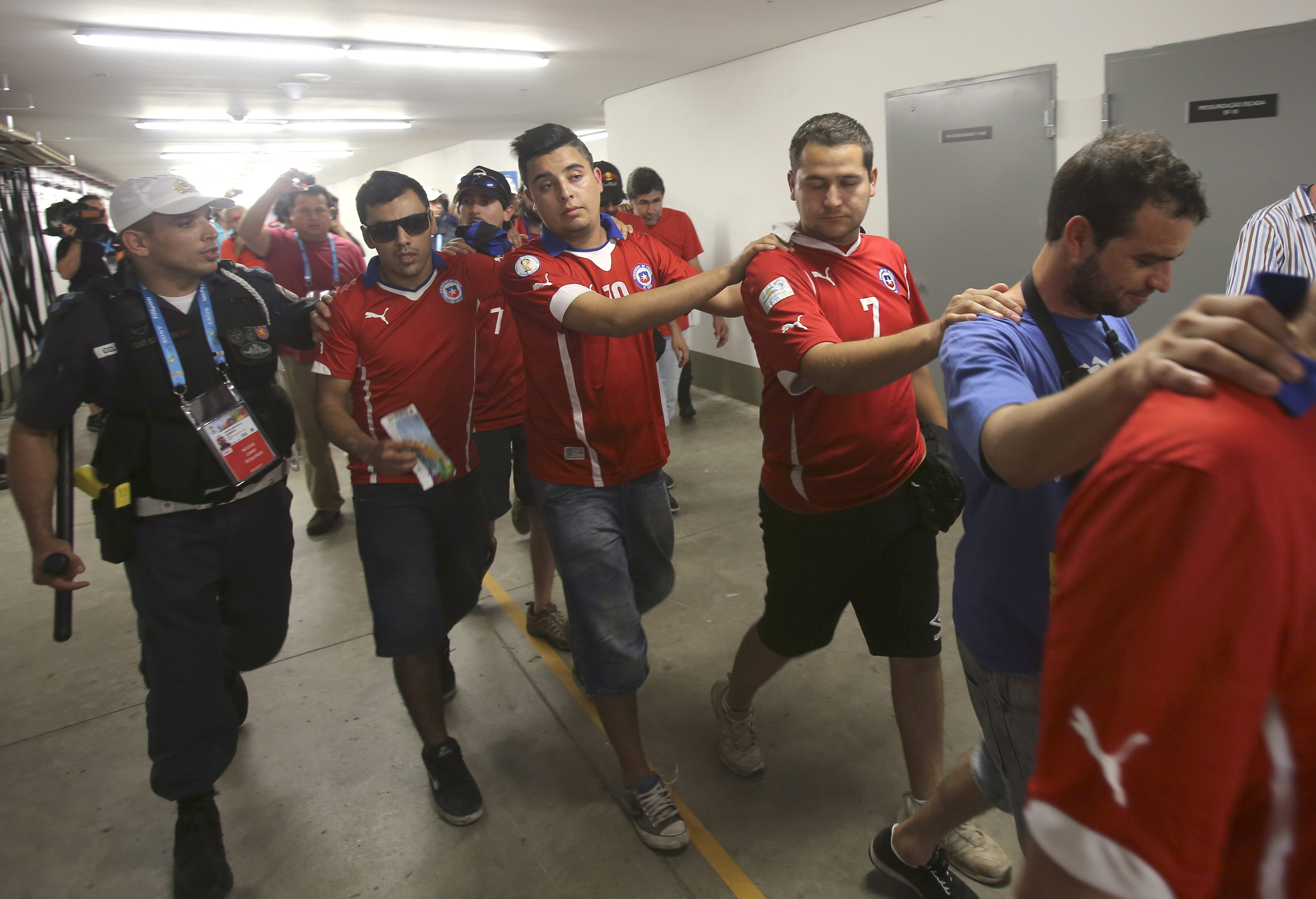 Bătaie ca-n filme pe Maracana! Chilienii au forțat intrarea, deși nu aveau bilete!
