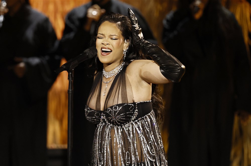 Rihanna, spectaculoasă și însărcinată la Oscar 2023. Cum și-a pus artista sarcina în evidență, pe scena evenimentului