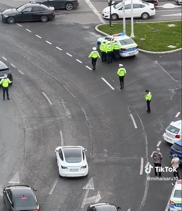 Momentul în care Ana Morodan este oprită în trafic. Doi polițiști au condus-o la mașina lor - VIDEO