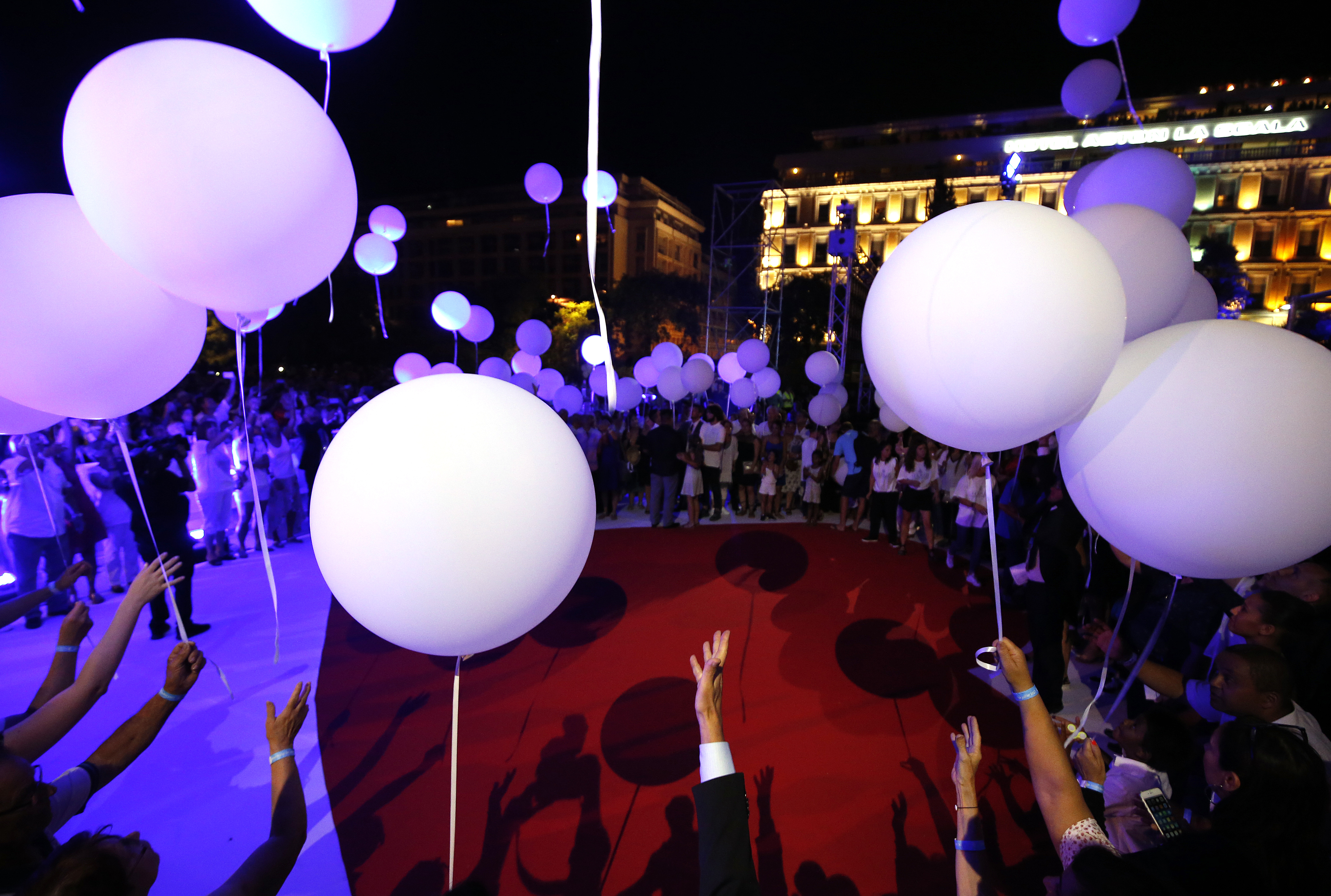 Un an de la atentatul din Nisa | Promenade des Anglais, iluminată în memoria celor 86 de victime ale atacului terorist - FOTO