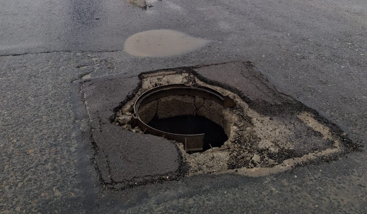 O groapă uriașă a fost lăsată nesemnalizată pe Centura București: „Plătim pentru a ne distruge jantele”