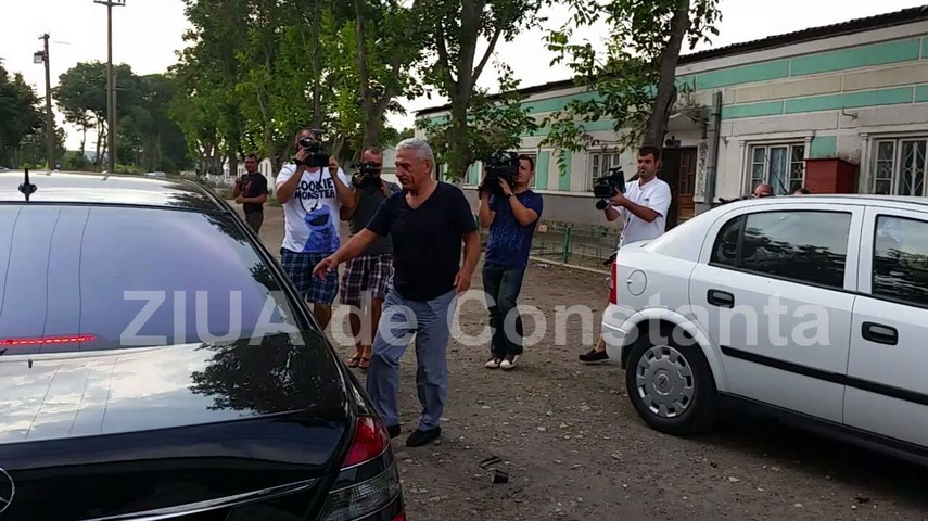 Giovani Becali nu s-a schimbat deloc în pușcărie. Imagini inedite cu fostul impresar, eliberat miercuri. Party cu mici și bere