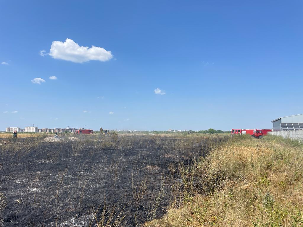 Un nou incendiu la marginea Bucureștiului. S-a manifestat pe o suprafață mare cu degajări mari de fum