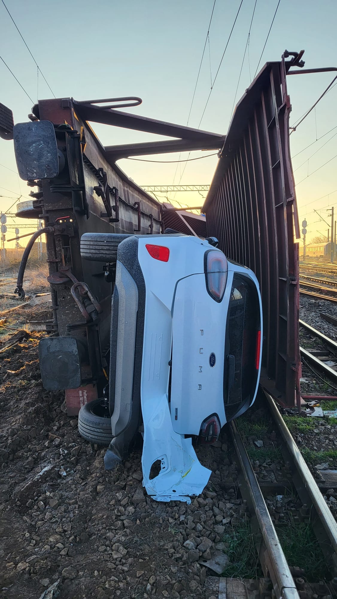 Imagini cu mașinile căzute pe șine, după accidentul de la Roșiori. Trenul marfar, lovit de un tren cu pasageri