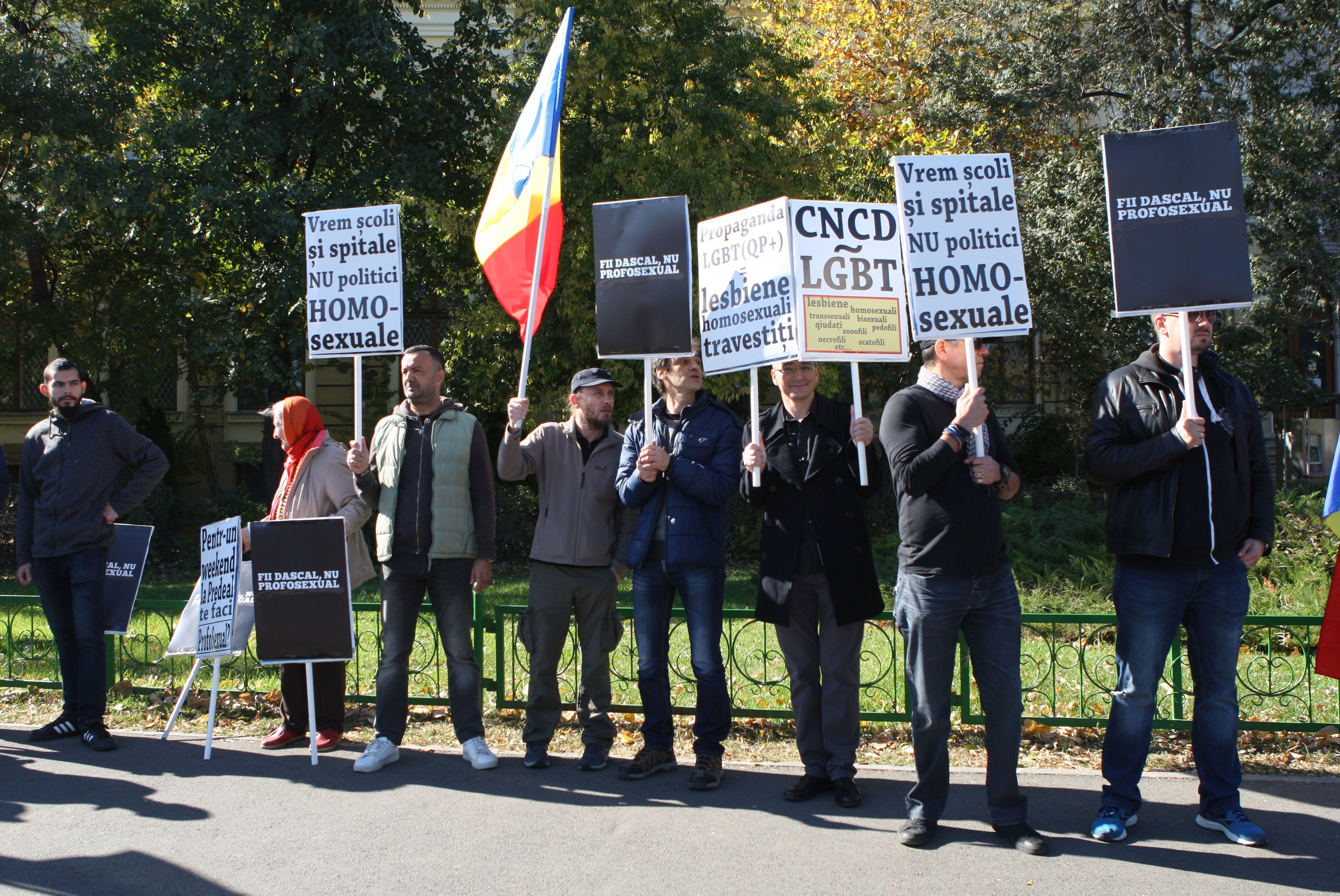 GALERIE FOTO / Protest al părinților în Piața Victoriei, joi, împotriva propagandei homosexuale în școli