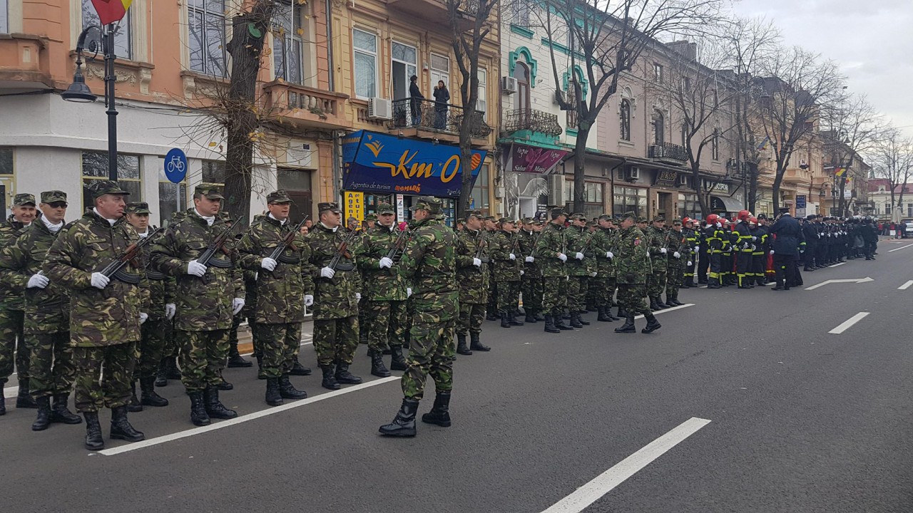Militari în uniforme din Primul Război Mondial au defilat la Cluj de Ziua Națională. Mii de oameni din Ploiești au sărbătorit în ploaie Ziua Națională | FOTO&VIDEO