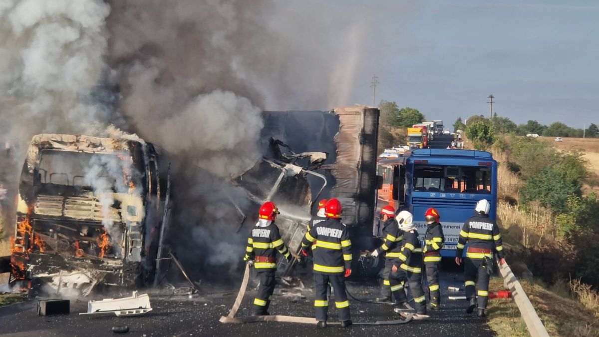 Accident cu un autocar, un microbuz și un TIR în Teleorman. Cinci persoane, transportate la spital. UPDATE
