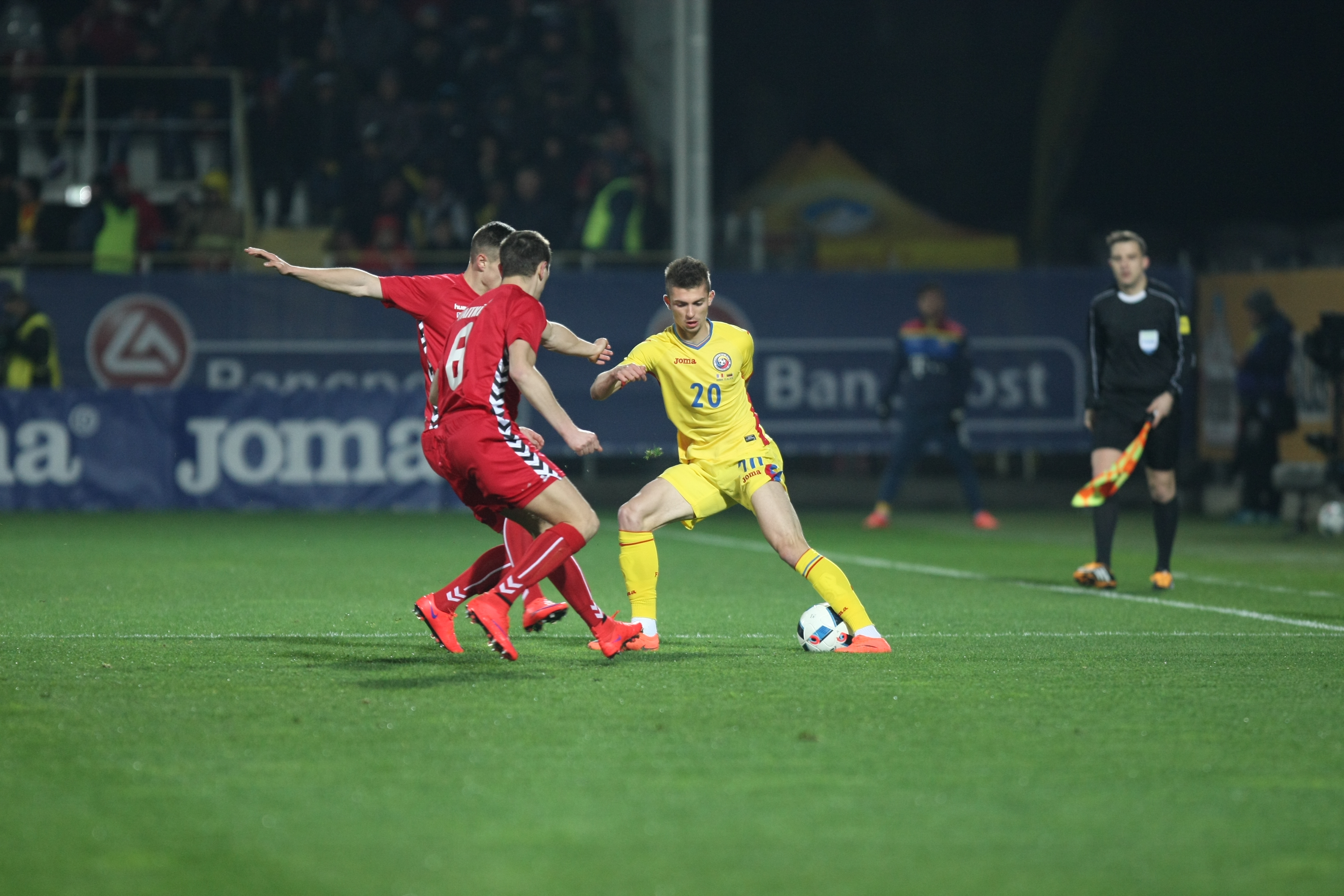 România - Lituania 1-0. Puiule, el e Dumnezeul tău! Selecționerul a pupat icoane, fiind salvat de debutantul Nicușor Stanciu, un jucător despre care spunea că nu l-a impresionat în tricoul Stelei!