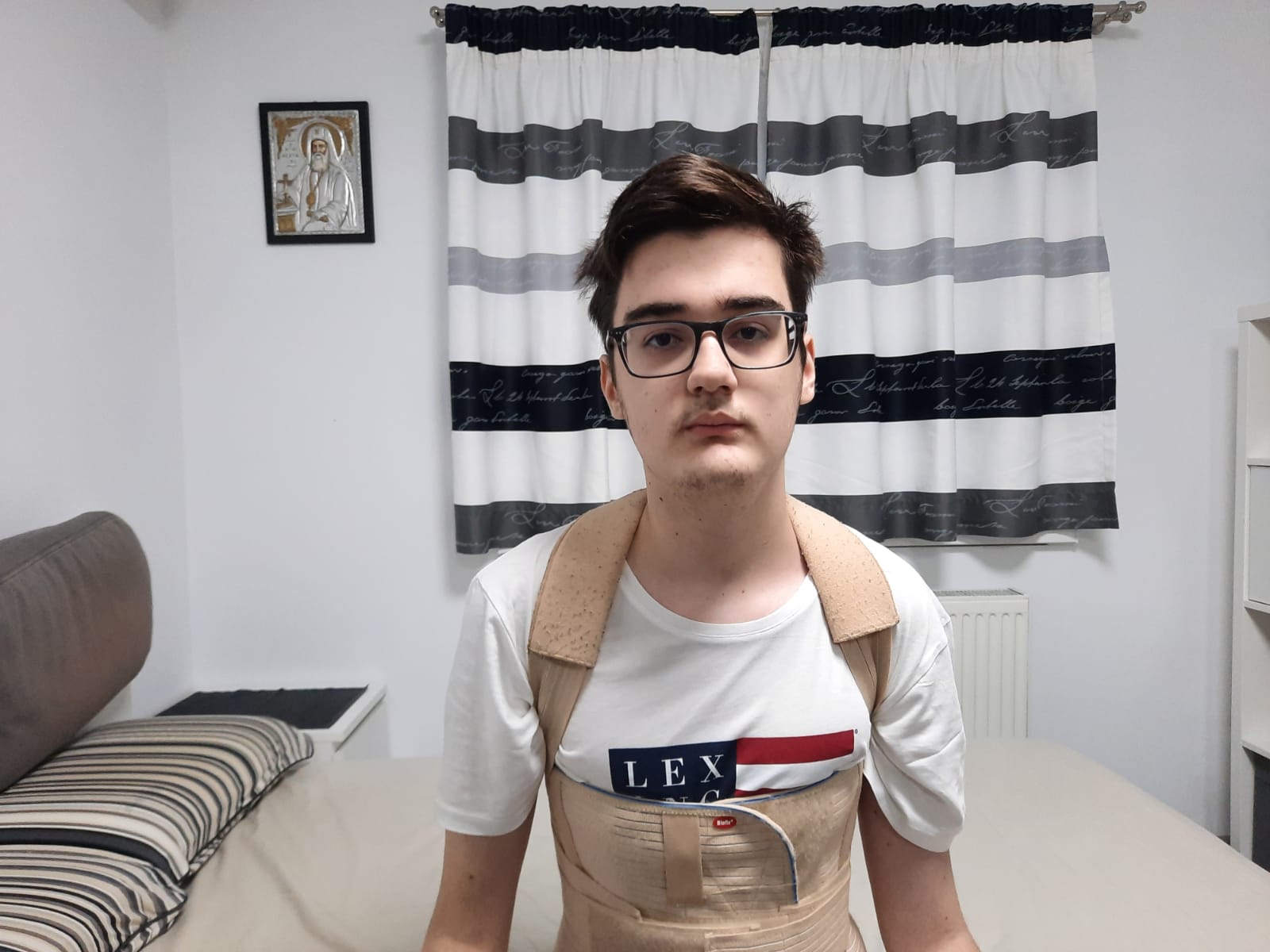 Alex, bolnav de cancer osos, a primit prin Fundația Ringier 24.000 de lei pentru a ajunge la tratament în Turcia. Banii au fost strânși în urma unui concert caritabil susținut la Ateneul Român