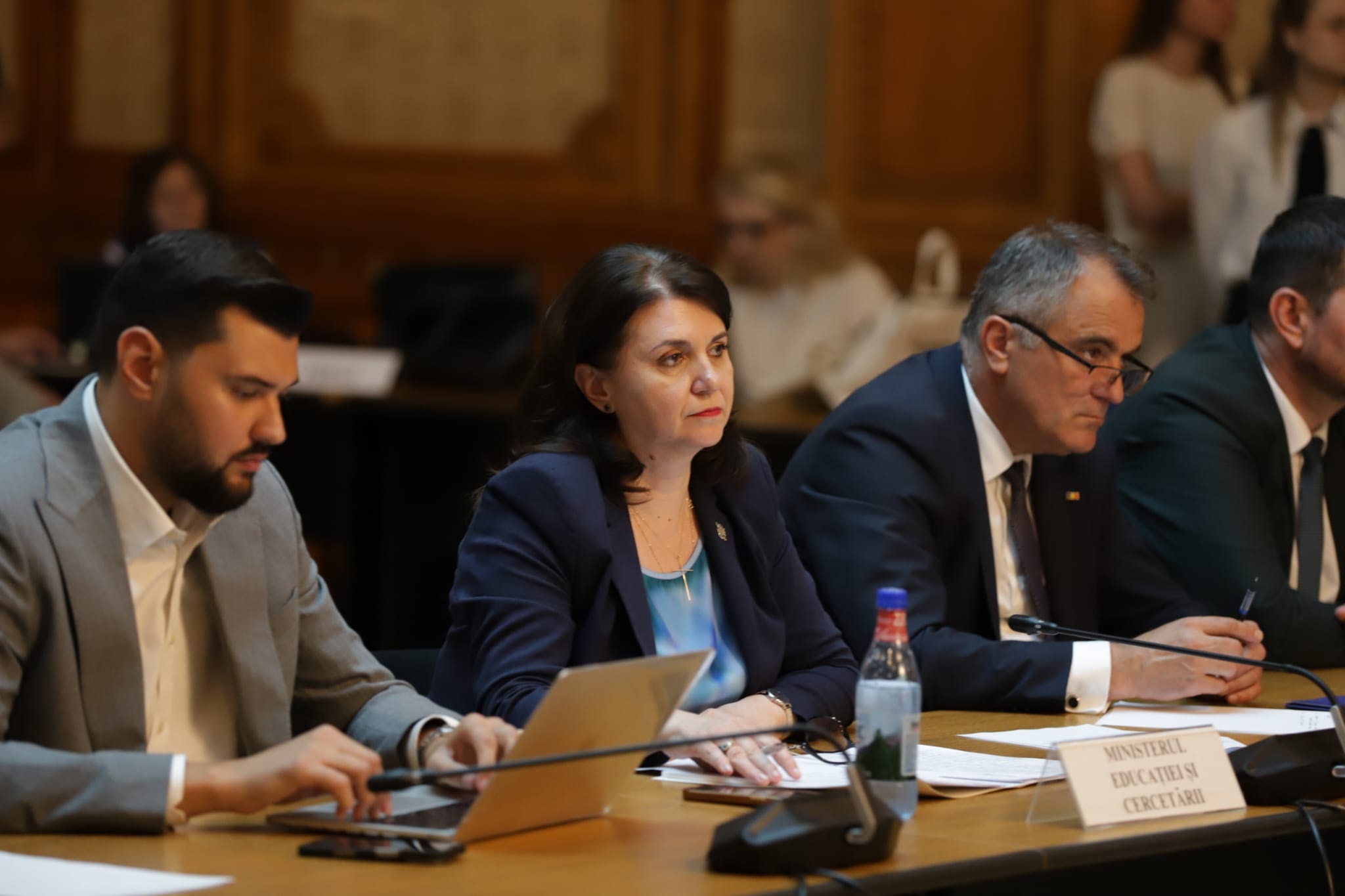 REPORTAJ Ce nu s-a văzut la televizor la votul pentru Guvernul Veștea: social-democrații negociau deja viitorul guvern condus de Sorin Grindeanu