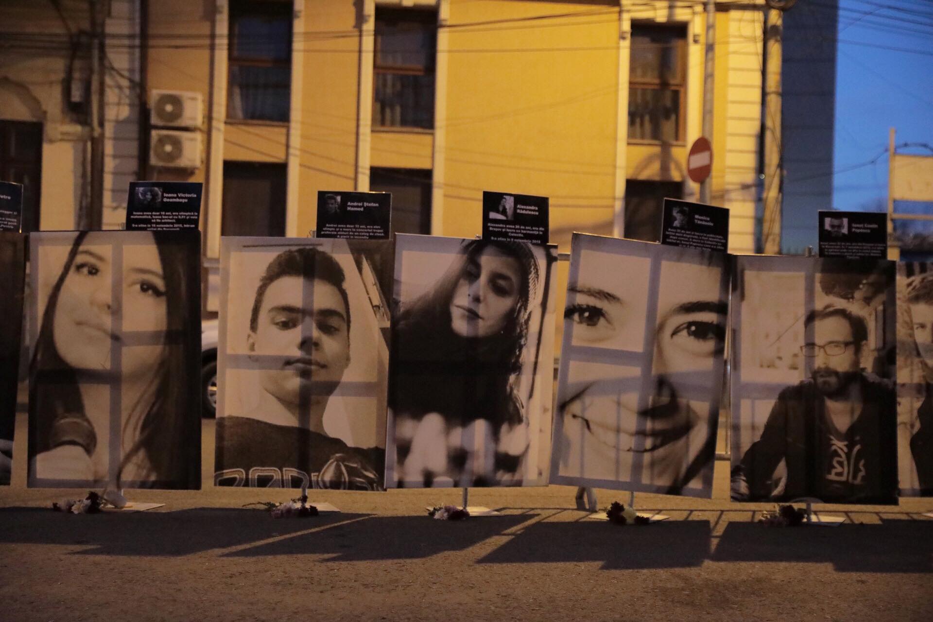 Marș în memoria victimelor de la Colectiv. Fotografiile tinerilor care au murit au fost așezate în fața Parchetului