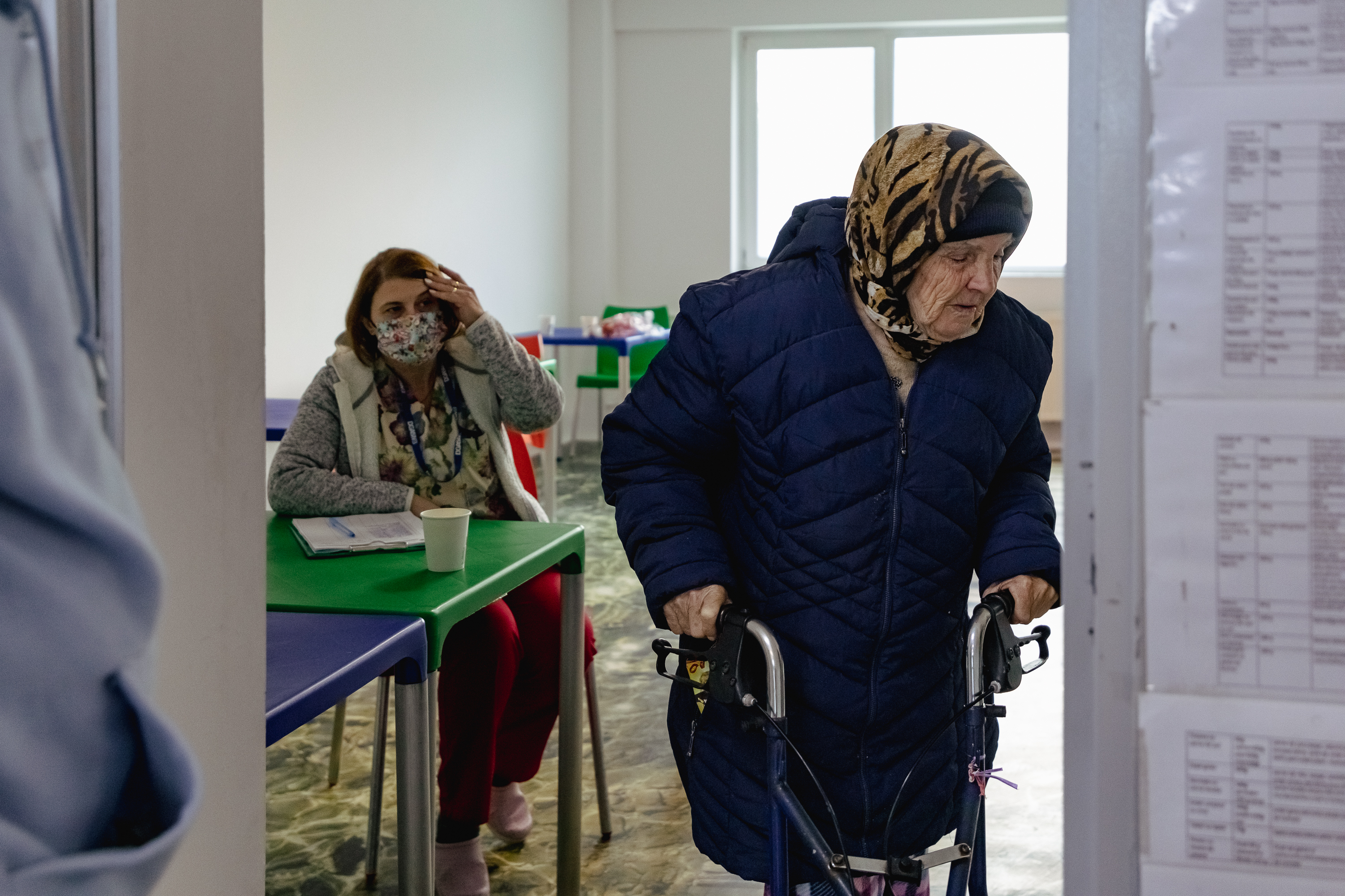 REPORTAJ. Cum e iarna în cel mai mare centru destinat oamenilor străzii din București pentru un pictor de icoane, un cinefil, un gropar și un inginer: „În momentul în care dai de dracul, și umbra te părăsește”