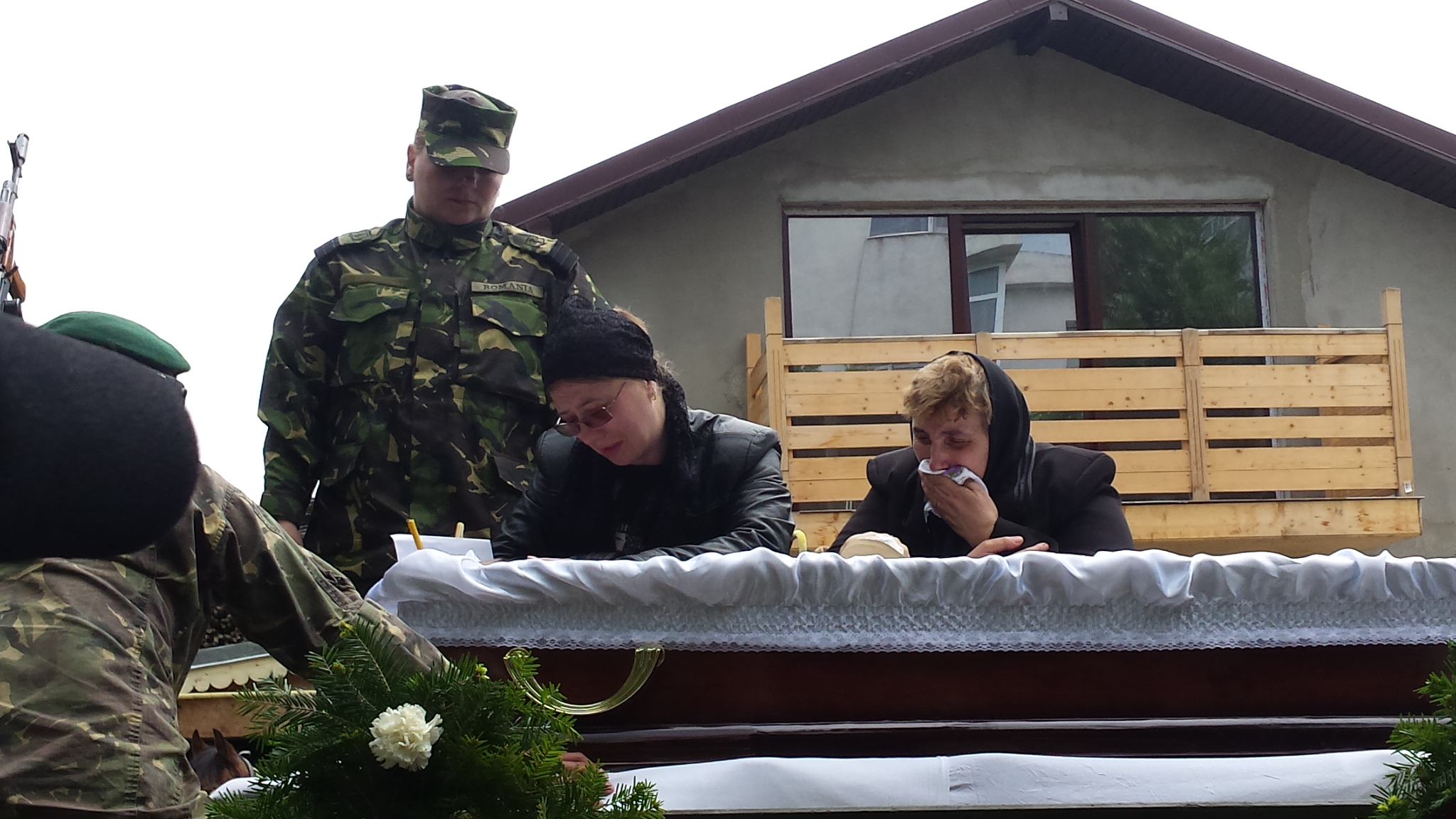Trupurile militarilor români morți în Afganistan au ajuns acasă, la Buzău | VIDEO & FOTO CU PUTERNIC IMPACT EMOȚIONAL