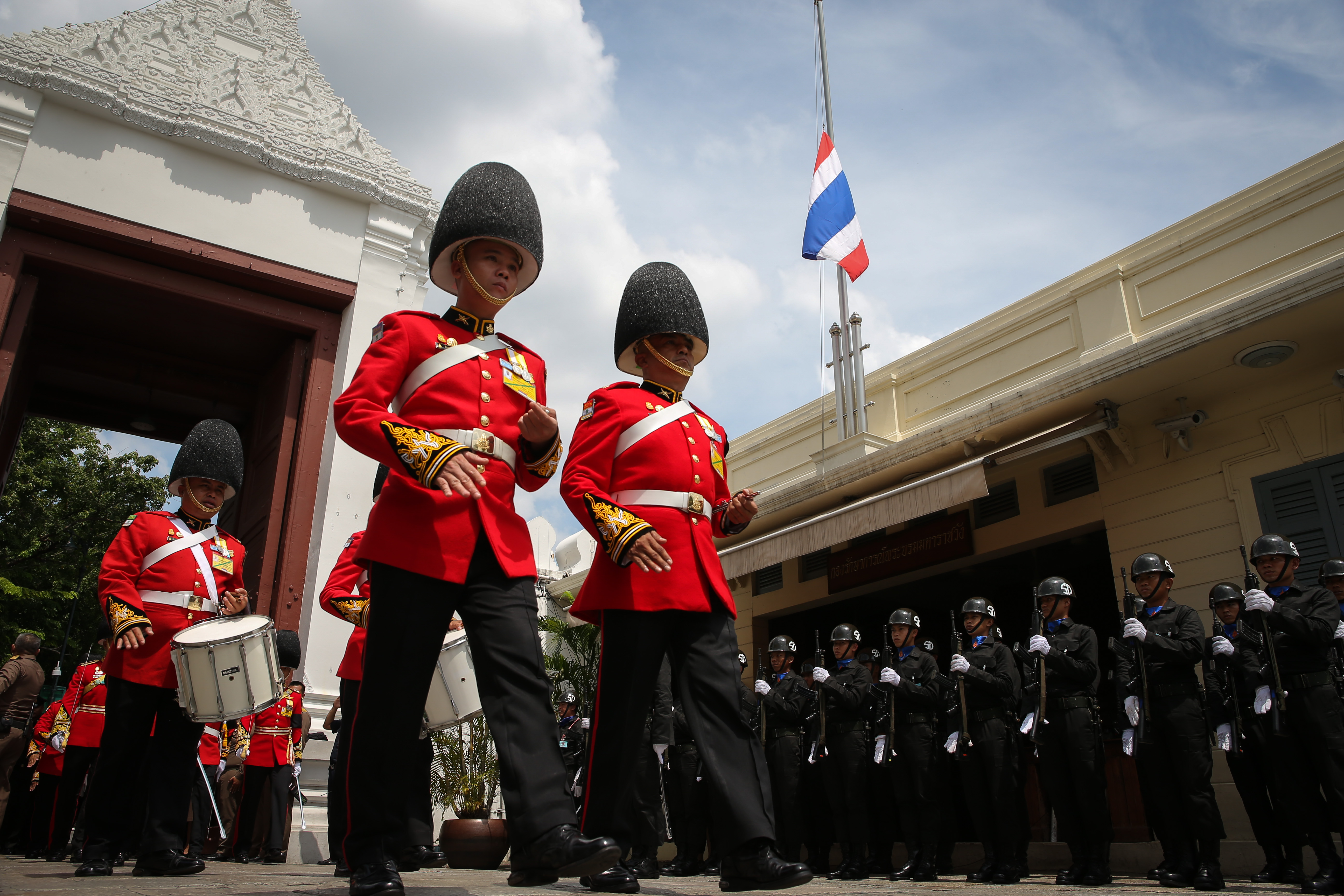 Un an de doliu în Thailanda | Sicriul regelui Bhumibol a fost transportat în cadrul unei procesiuni la Palatul Regal. FOTO