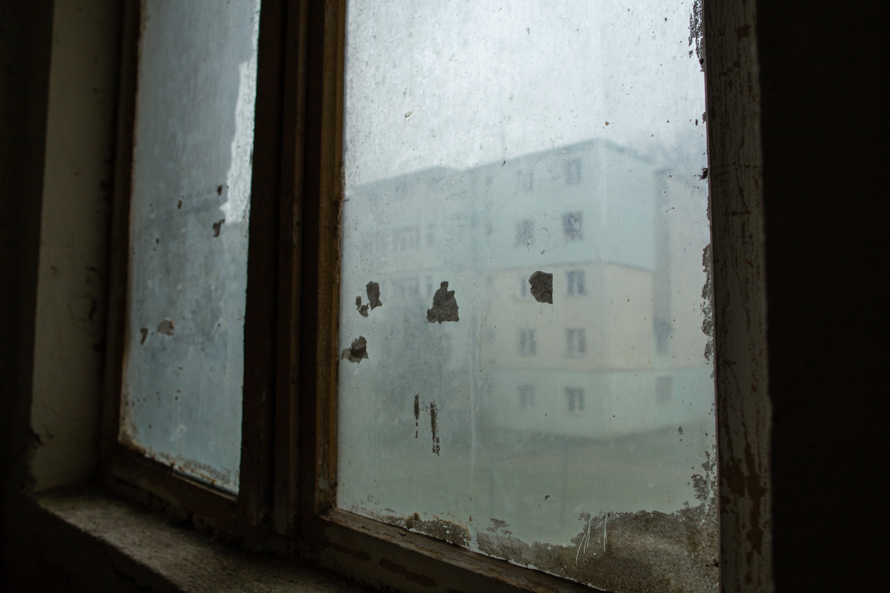 Oameni fără nici o armă în fața coronavirusului. Igienă la lighean și veceuri turcești în ”blocurile grecești” din Ștefănești