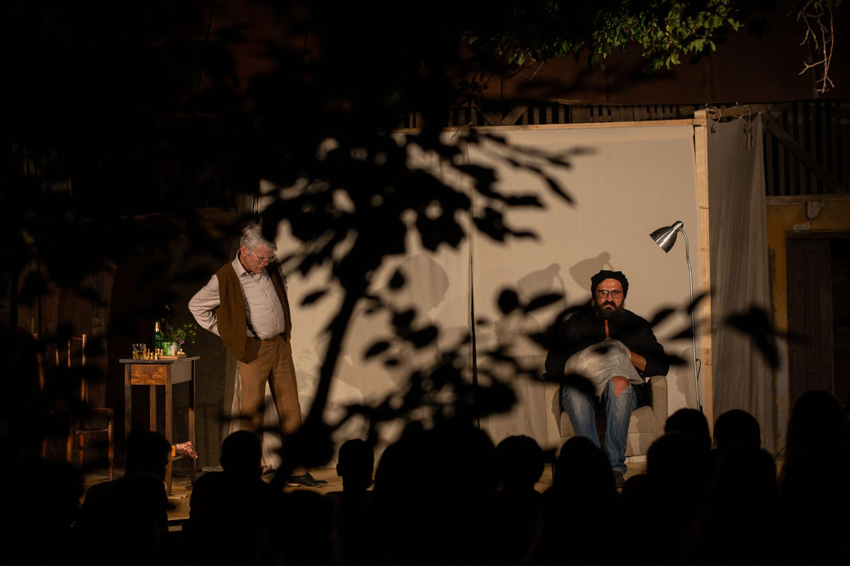 “Cultură’n șură”. O trupă de tineri artiști transformă curțile sătenilor în scene de teatru, de opt ani: “Dacă locuiești într-un sat, nu înseamnă că trebuie să fii izolat cultural”