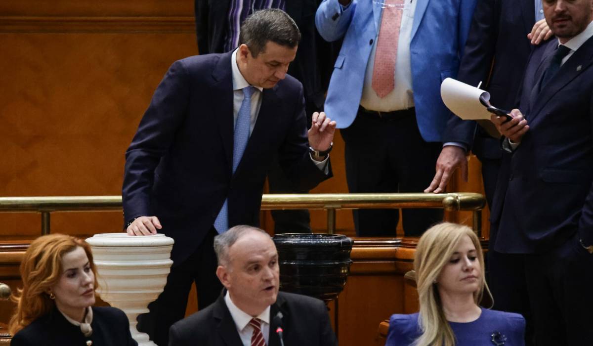 Ce nu s-a văzut la televizor în timpul votului moțiunii de cenzură împotriva Guvernului Bolojan. Negocieri în șoaptă, telefoane pe fugă și calcule la limită