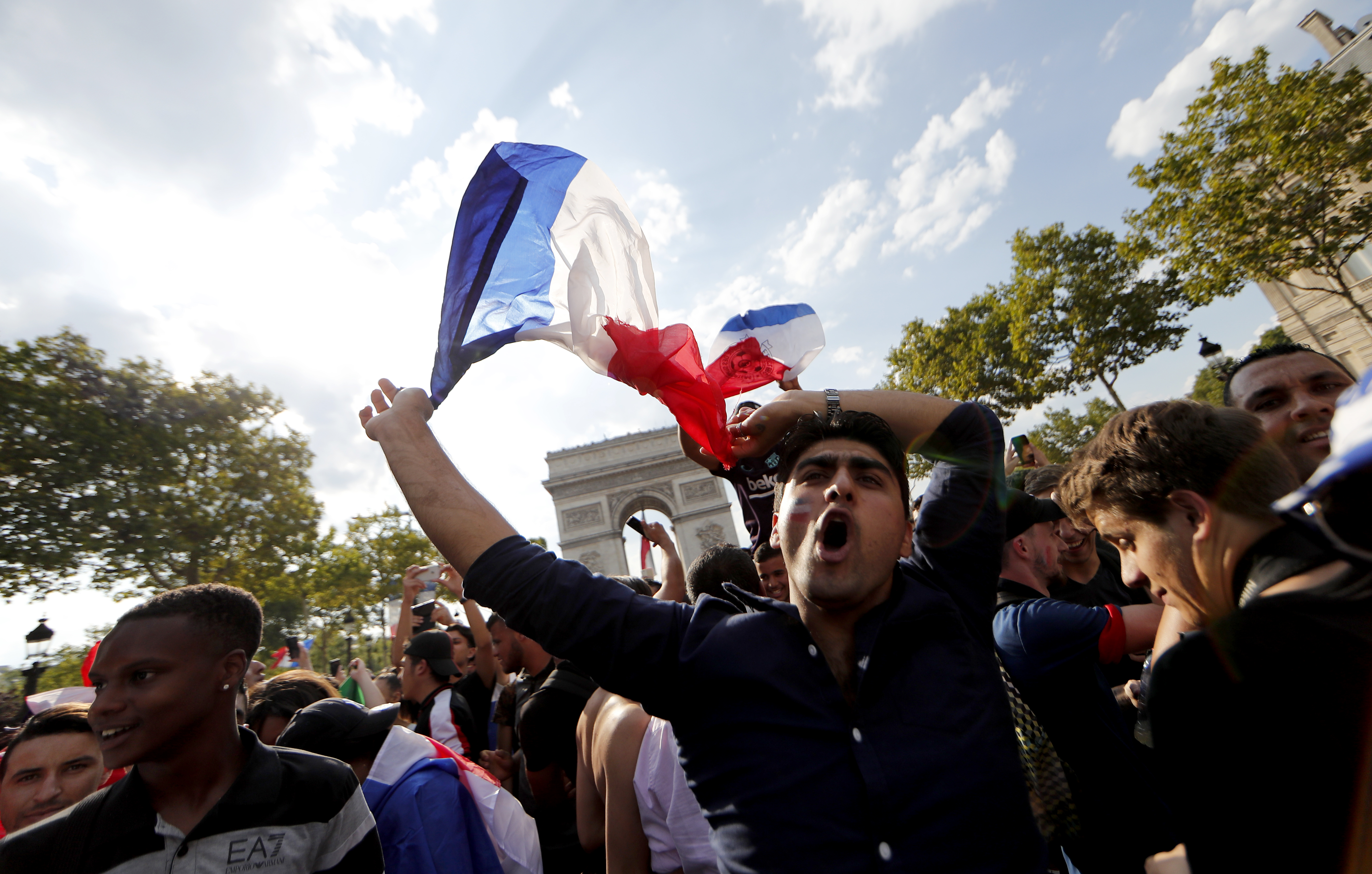 VIDEO - Sărbătoare în Paris! Sute de mii de francezi, în stradă după victoria din finala Cupei Mondiale