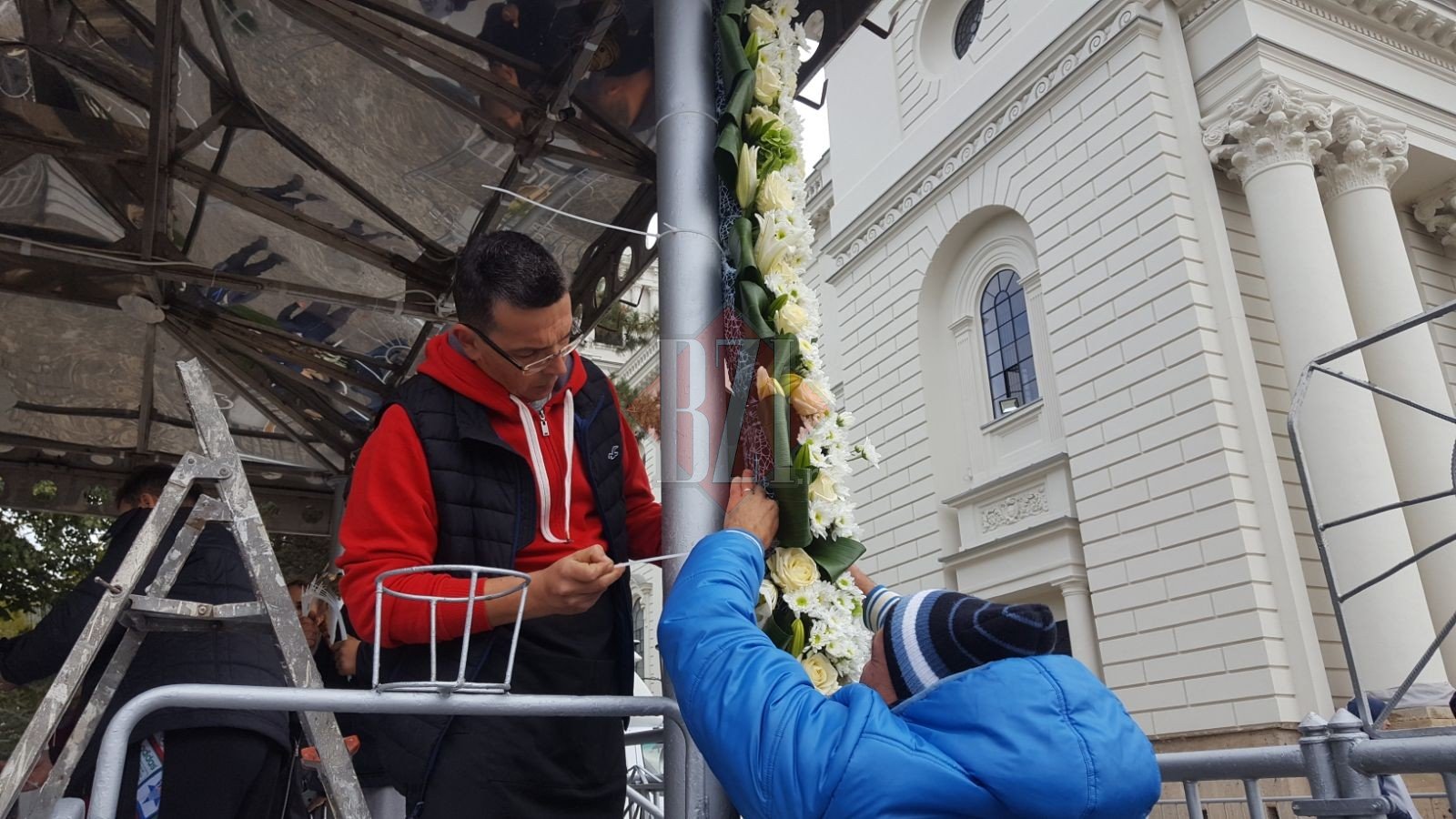Baldachinul cu racla Sfintei Parascheva, decorat de o familie din București, de peste 10 ani.  „Am vrut să facem o culoare care să specifice bucurie”