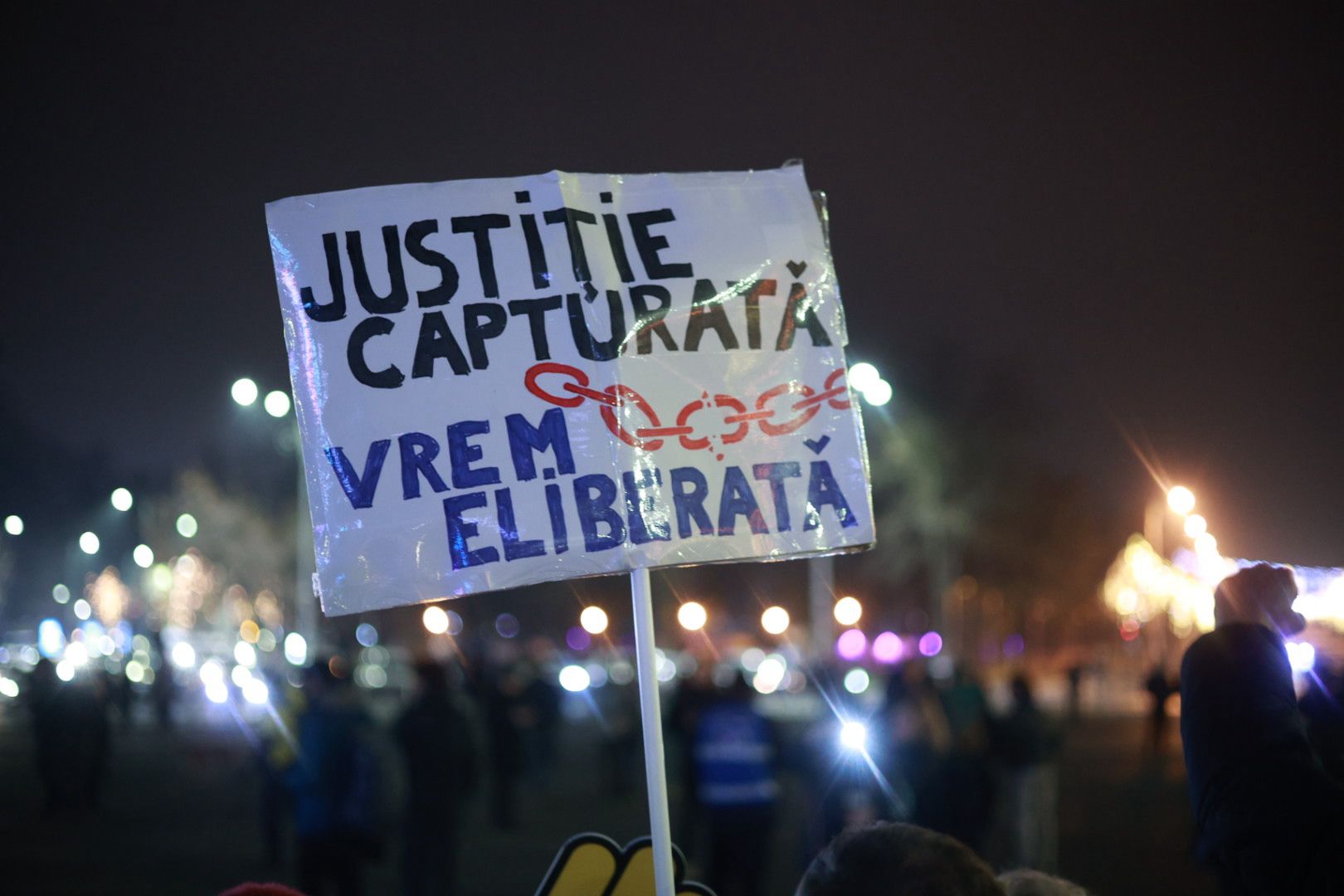 Marș pentru justiție în București: „Ați îngropat dosare / vă vrem la închisoare”/ Băsescu: MCV-ul ar putea fi reactivat
