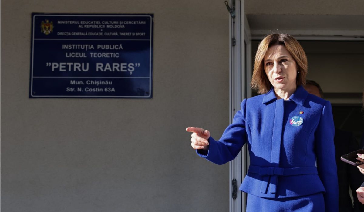 Ținuta purtată de Maia Sandu în ziua alegerilor parlamentare din Republica Moldova. Semnificația culorii alese de președintă
