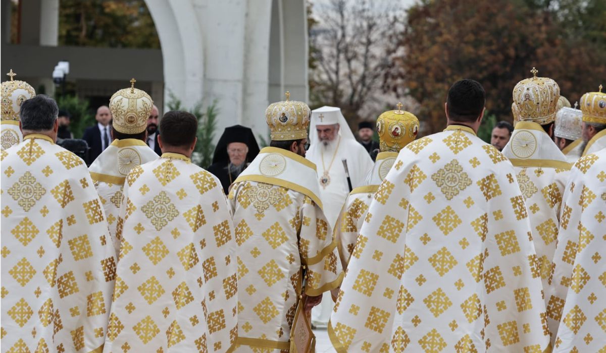 Ceremonia de sfințire a picturii Catedralei Mântuirii Neamului. Peste 12.500 de oameni, printre care Nicușor Dan, Ilie Bolojan, Traian Băsescu și Emil Constantinescu, au fost martori la citirea actului de sfințire