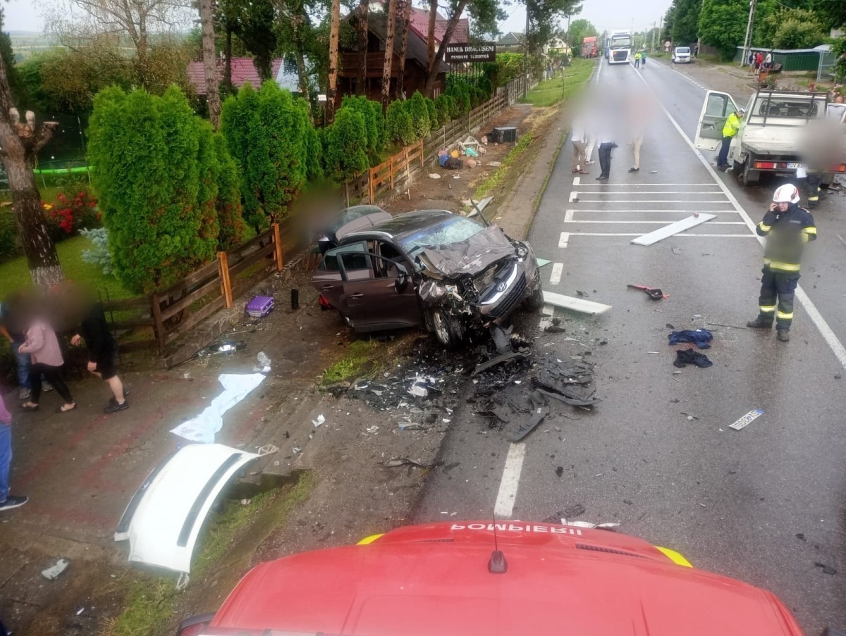 Accident cu 11 răniți, între care doi copii, în Suceava. O autoutilitară a intrat pe contrasens și a lovit două mașini
