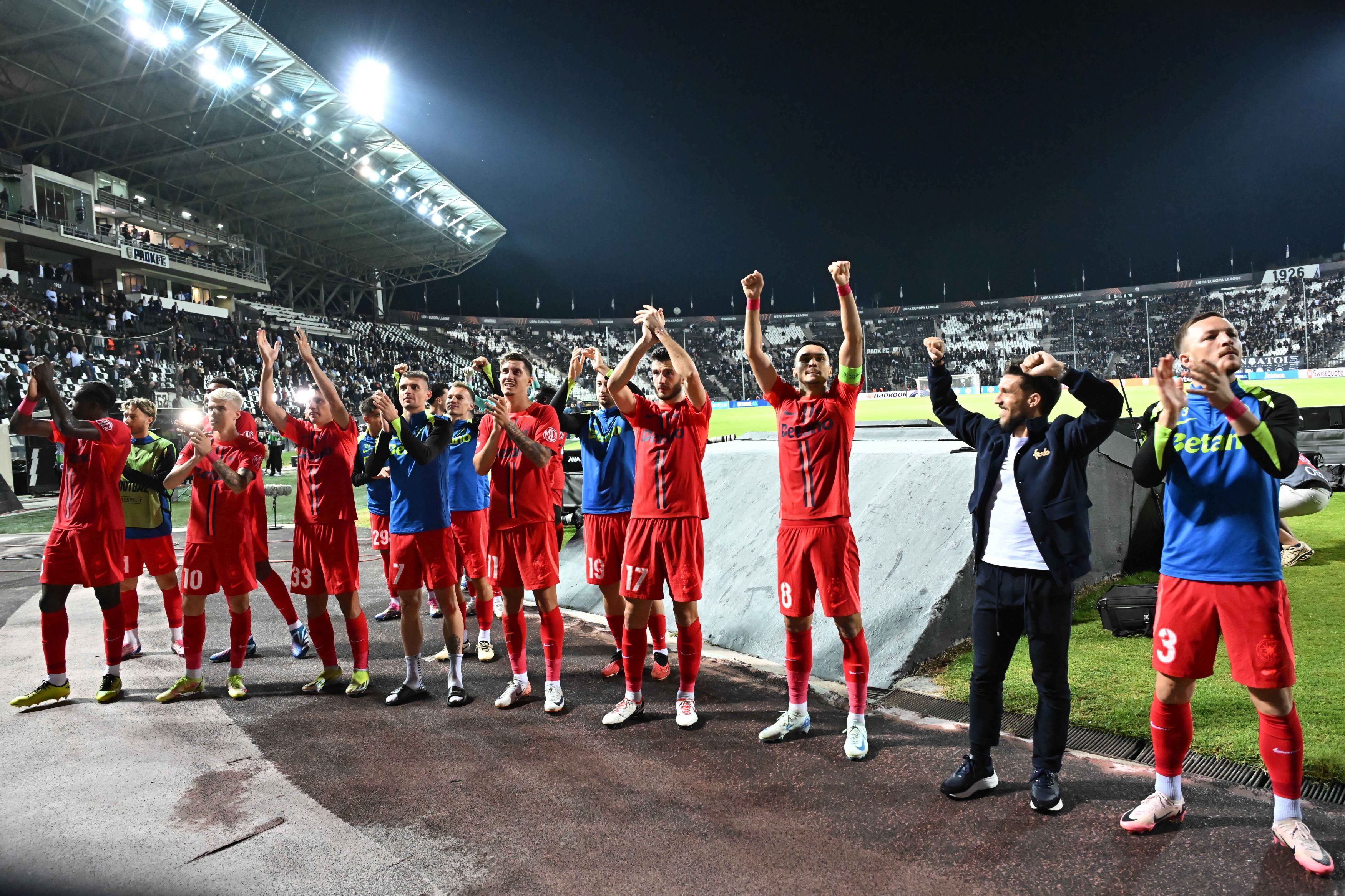FCSB a câștigat la PAOK Salonic cu 1-0 după un final dramatic, în care echipa lui Răzvan Lucescu a lovit bara