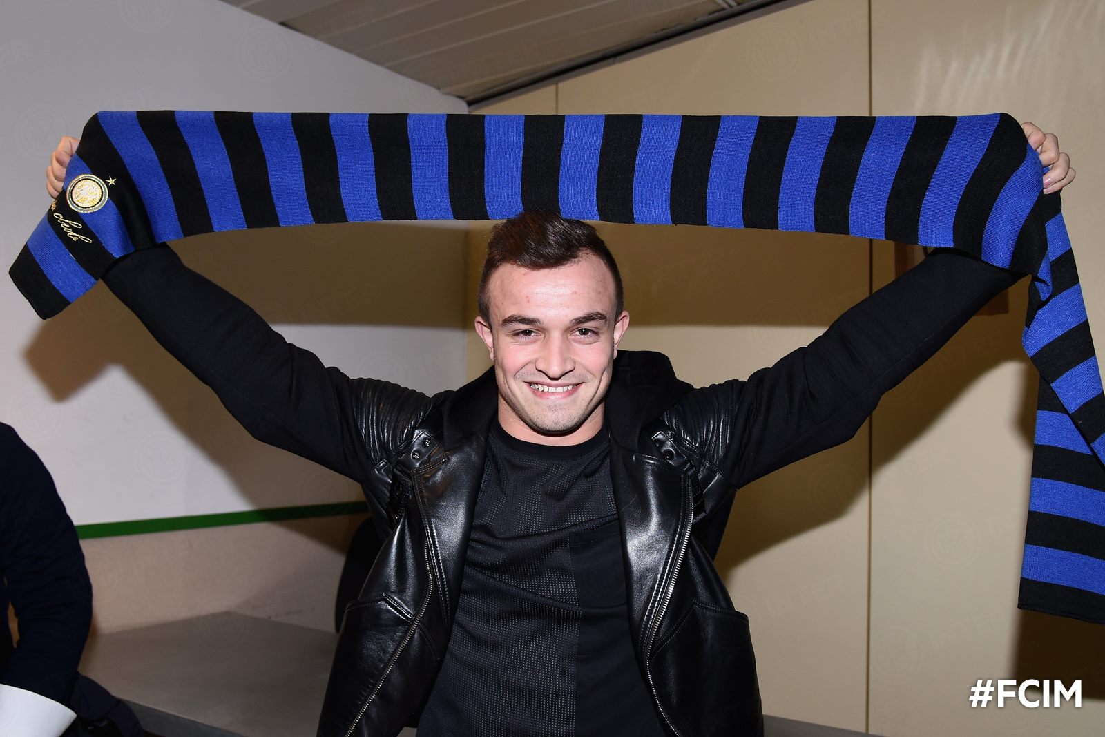 Nebunie în Italia! Shaqiri a fost scos cu bodyguarzii din aeroport / GALERIE FOTO
