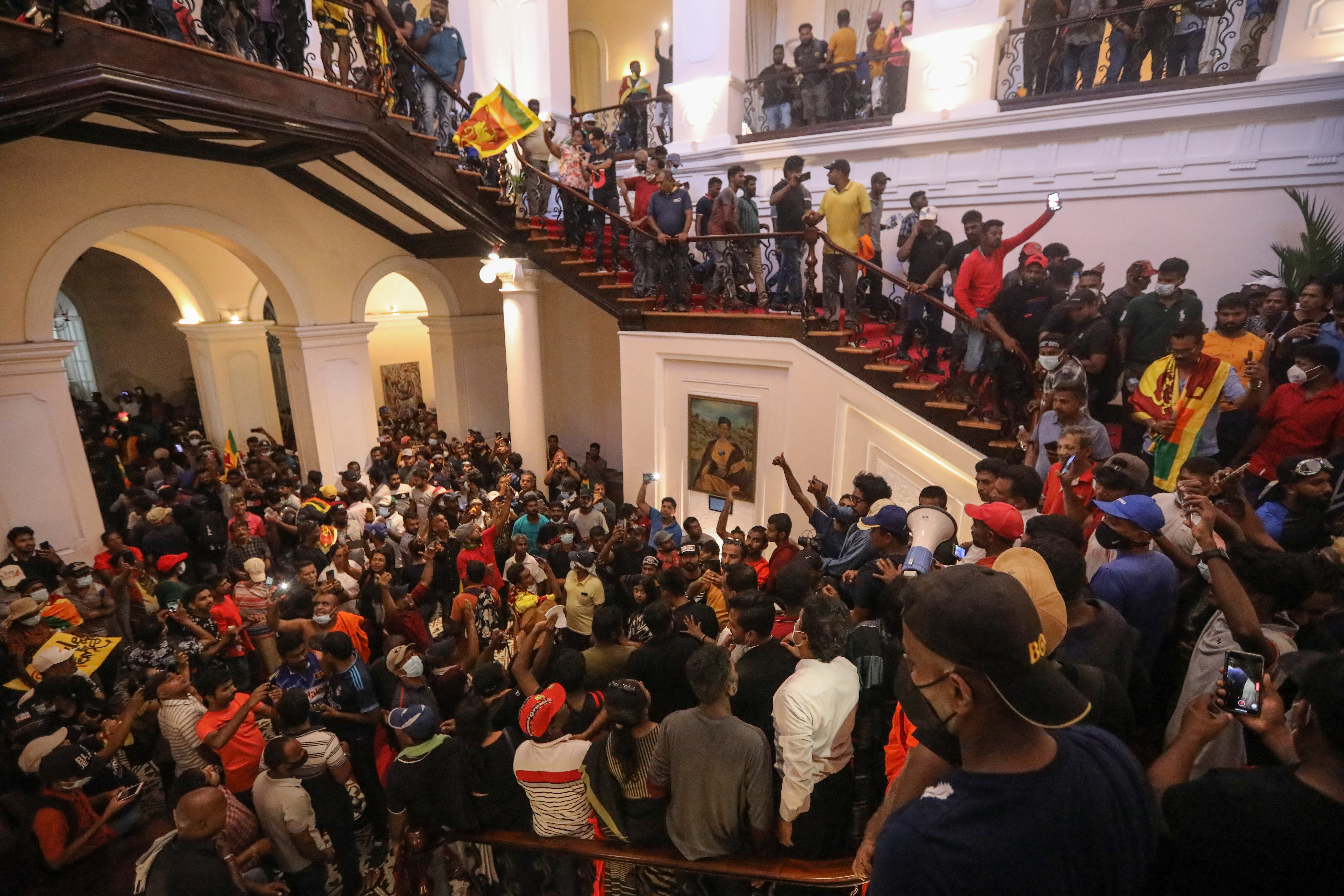 Președintele din Sri Lanka și-a anunțat demisia după protestele violente. Mii de oameni au luat cu asalt reședința sa