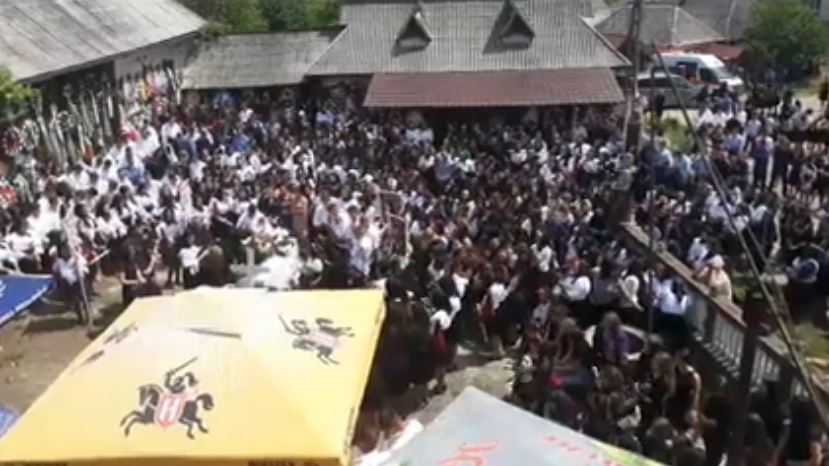 Înmormântarea Mădălinei Pârja, una dintre studentele care au murit în accidentul din Jibou. Tineri în costume populare, în cortegiul funerar