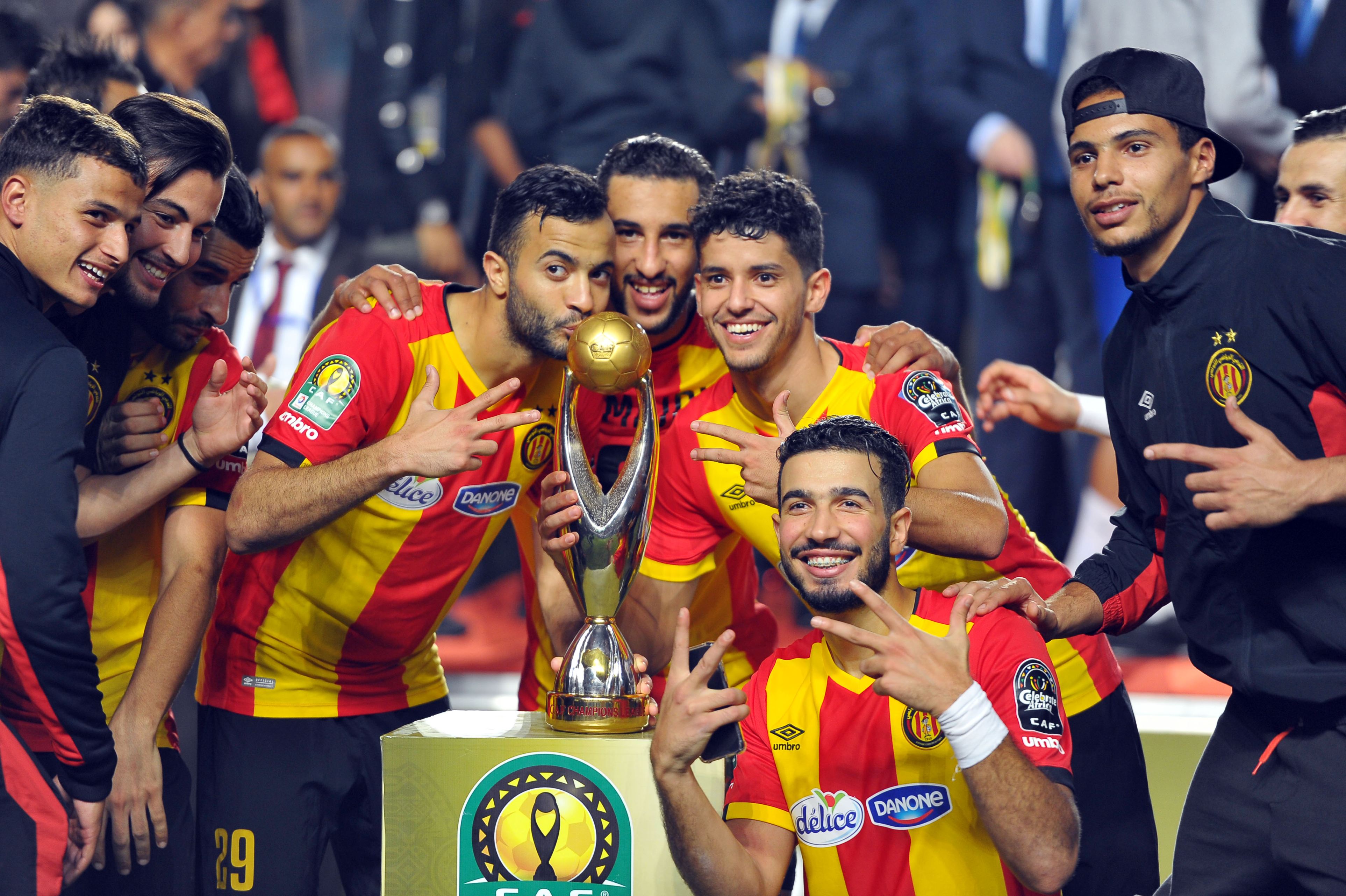 A intrat cu mașina în oamenii care sărbătoreau victoria unei echipe de fotbal din Tunisia. Imagini șocante, transmise live pe Facebook / VIDEO