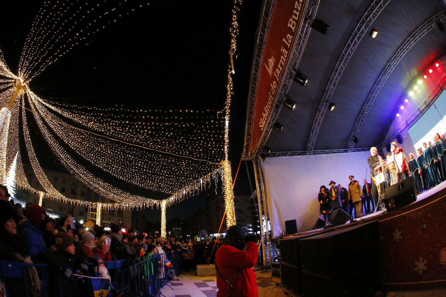 GALERIE FOTO/ Și la Buzău a fost inaugurat iluminatul festiv și s-a deschis oficial Târgul de Crăciun