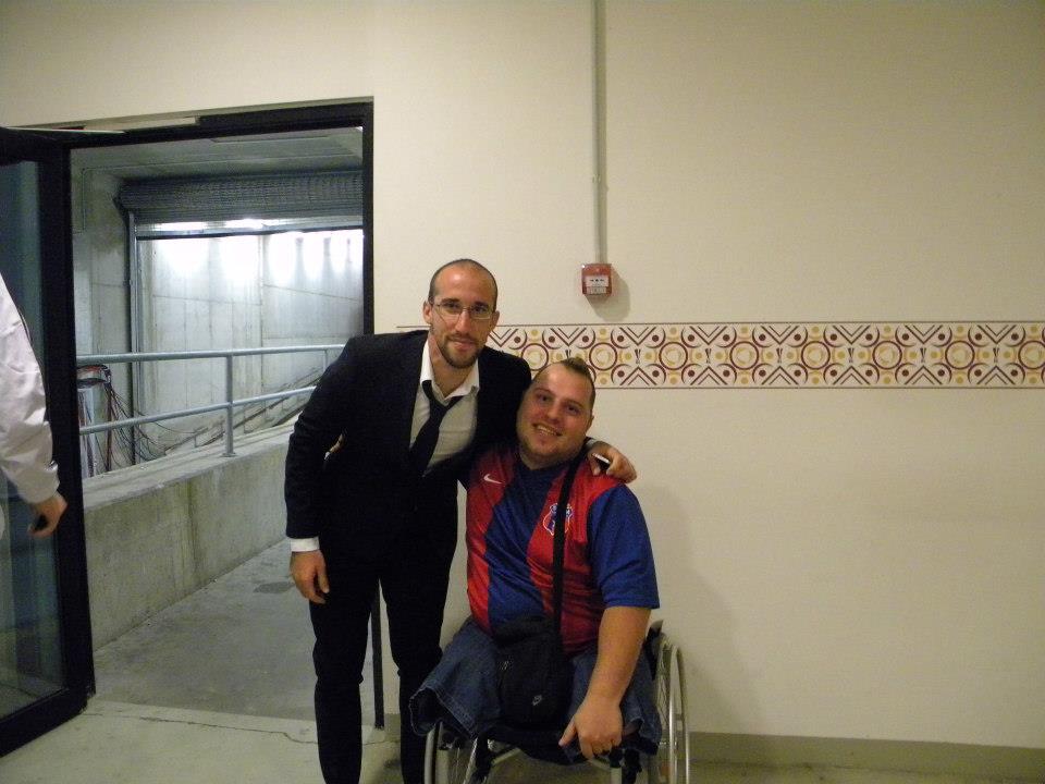 GALERIE FOTO / Minune de Sărbători în România! ^Steaua a ridicat din nou în picioare un fan cu membrele inferioare amputate