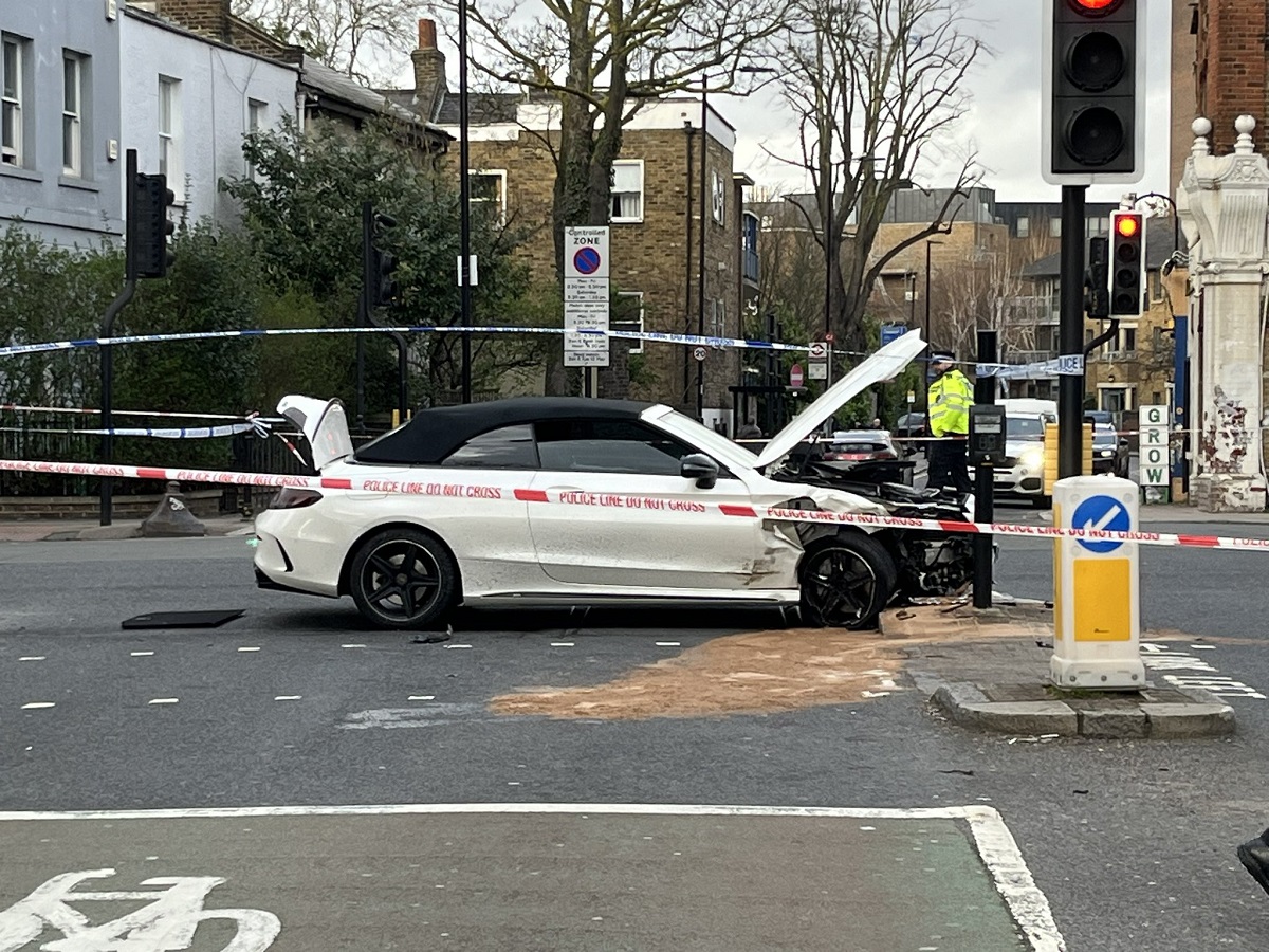 Ferrari de 300.000 de euro distrus într-un accident cu un Mercedes, pe o stradă din Londra. VIDEO