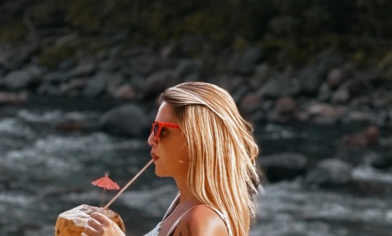 "Džukelo jedna, sram te bilo!" Nakon što je raskrinkana nasred emisije otišla preko okeana, zabola slamčicu u kokos i ne haje više nizašta