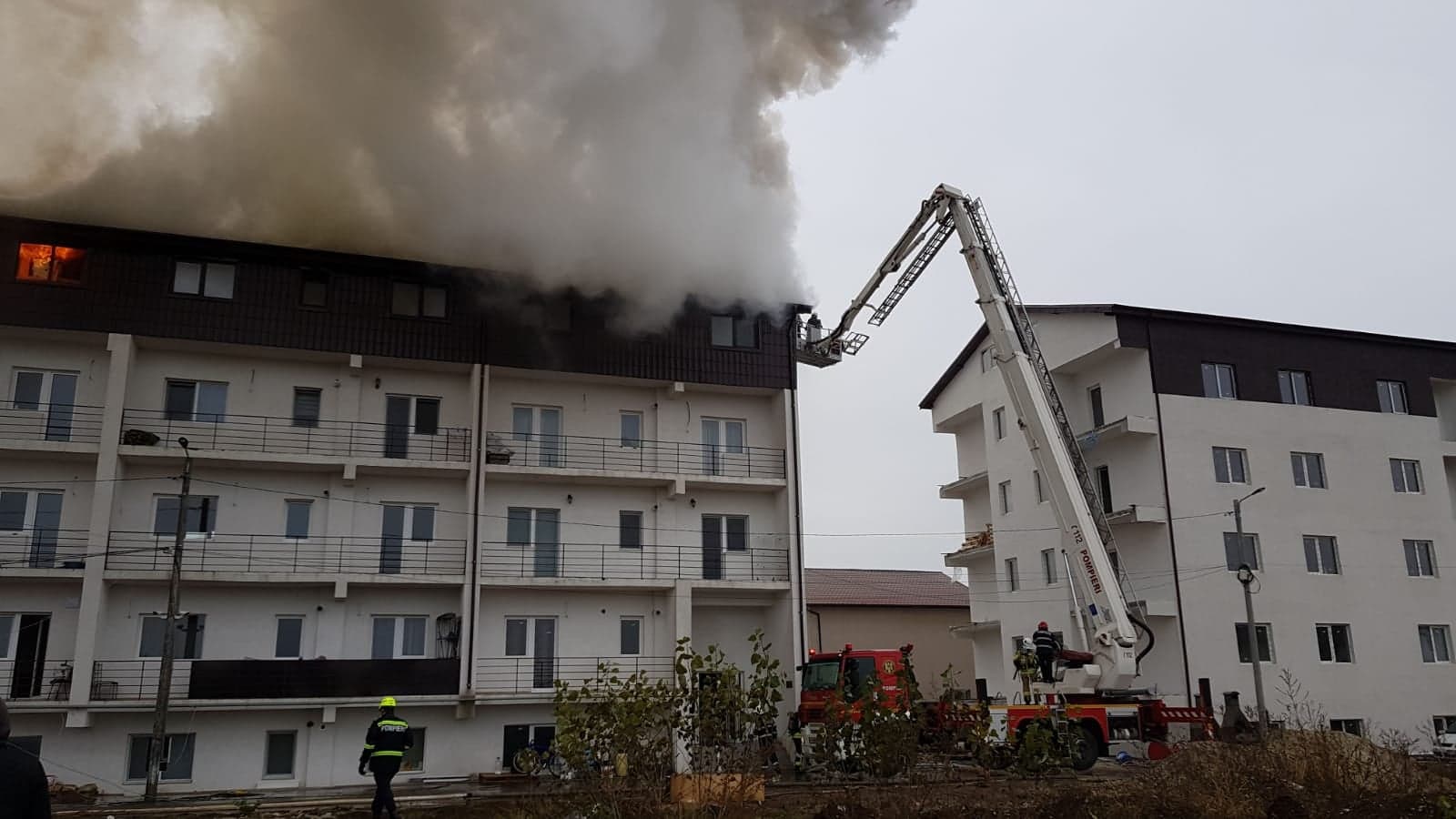 FOTO&VIDEO/ Apartamente distruse de incendiu în Chiajna! O femeie însărcinată, transportată la spital