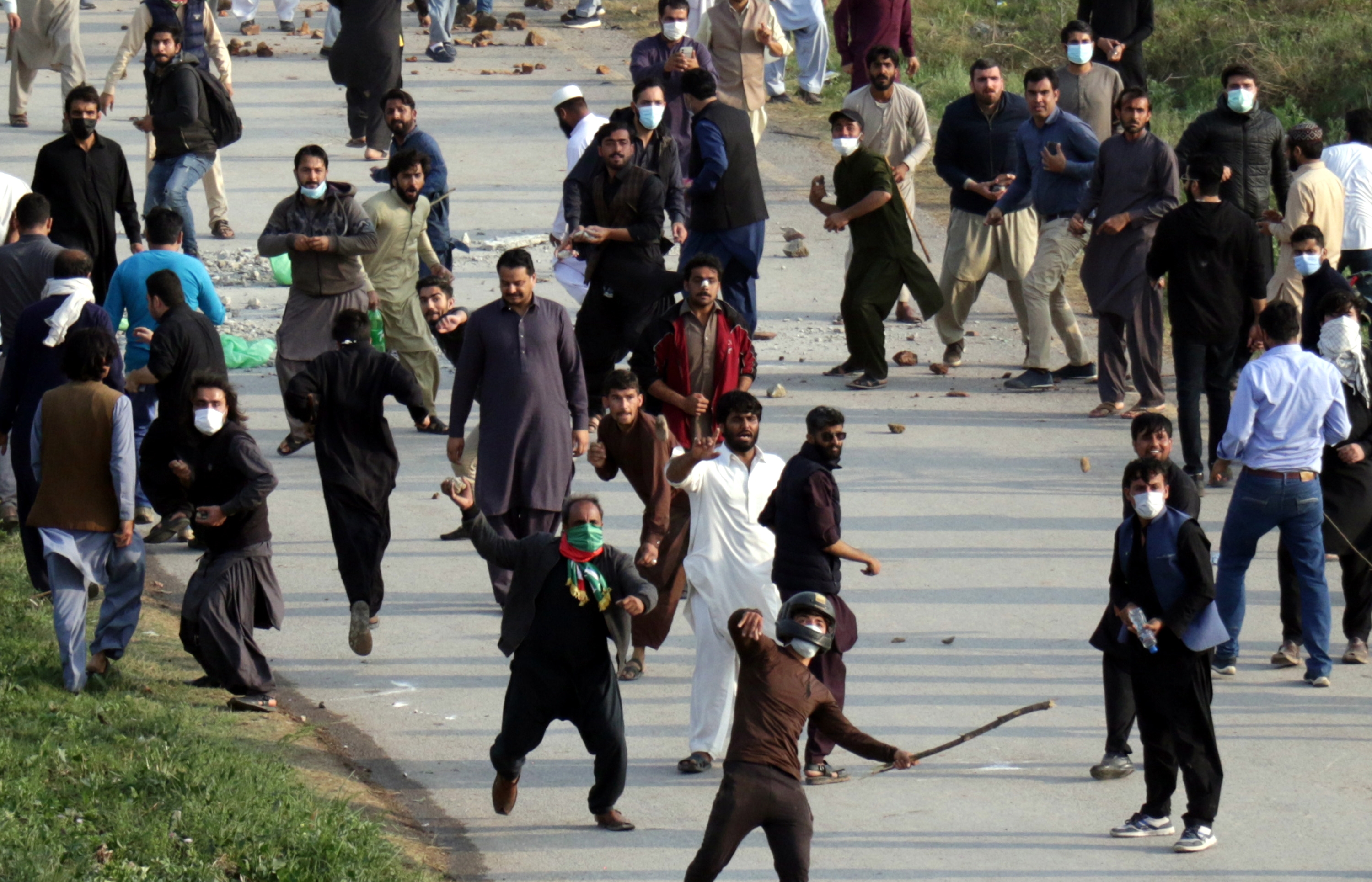 Confruntări violente între susținătorii fostului premier pakistanez Imran Khan și poliție, la Islamabad