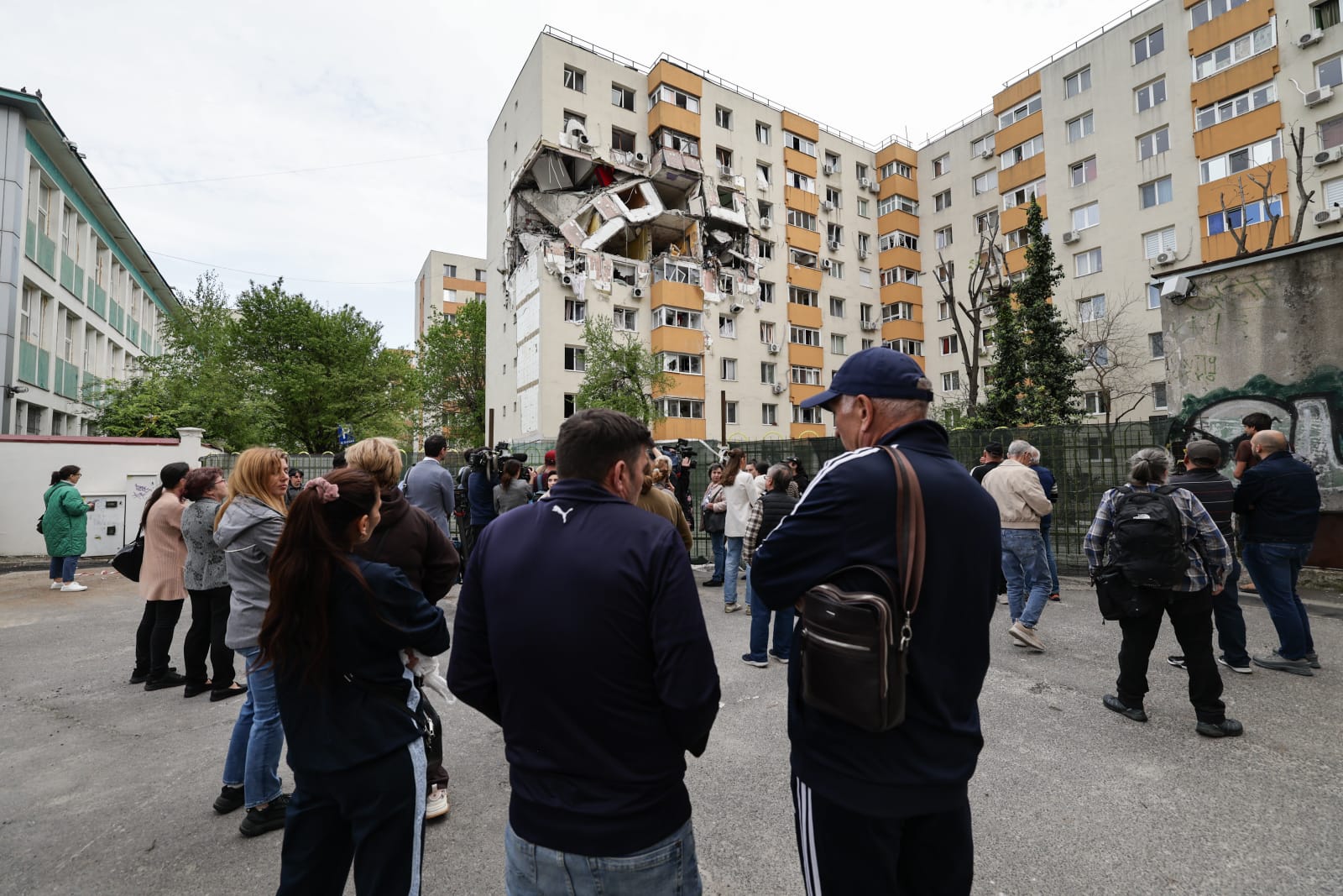 Locatarii blocului care a explodat în Rahova acum 6 luni sunt disperați: „Nimeni nu ne ajută. Venim ca proștii pe aici, ne uităm și plecăm”