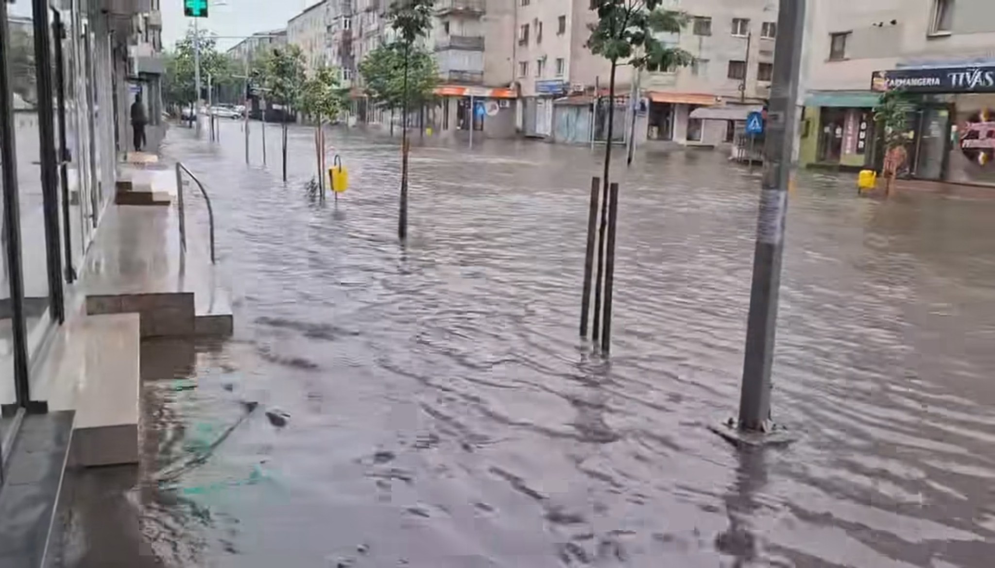 Imagini din primul oraș inundat în România, după 12 ore de ploaie continuă și înainte să intre în vigoare codul portocaliu