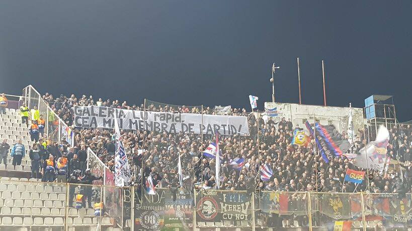 Cele mai tare mesaje afișate la Academia Rapid - CSA Steaua: ”Galeria lu′ Rapid, cea mai membră de partid” | GALERIE FOTO