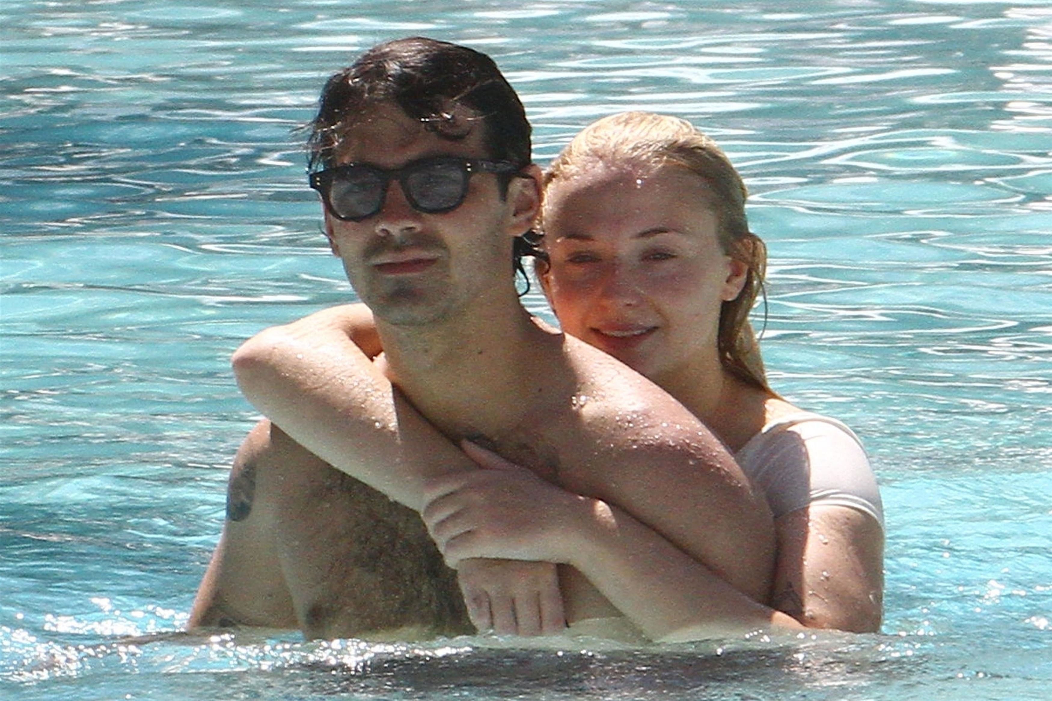 FOTO | Sophie Turner, extrem de sexy la piscină. Actrița din Game of Thrones a avut probleme cu costumul de baie