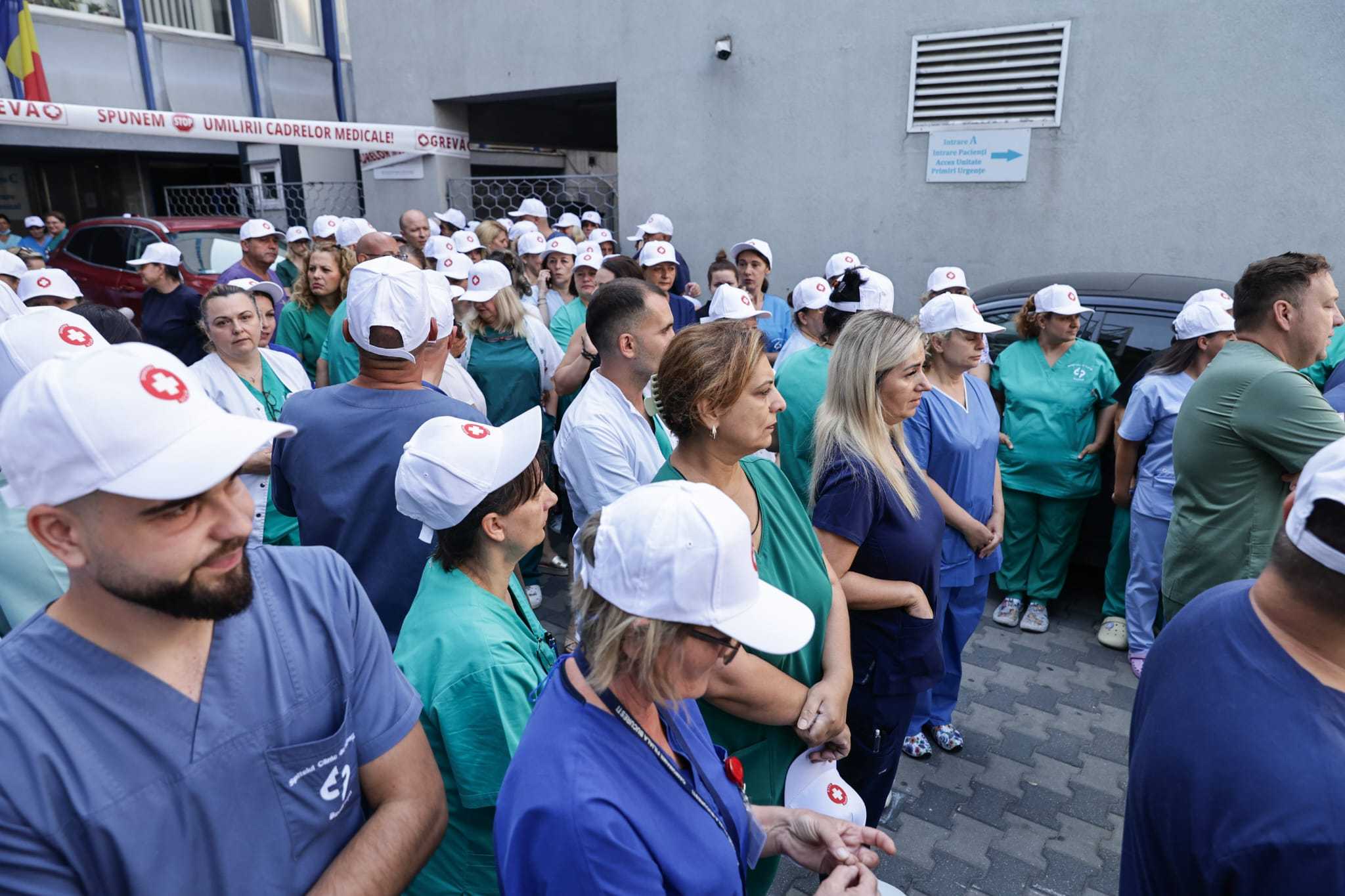 Grevă de avertisment organizată de Sanitas. Noua lege a salarizării propusă de Guvernul Bolojan, sursa nemulțumirilor: „Sporul pentru turele de noapte este o bătaie de joc”