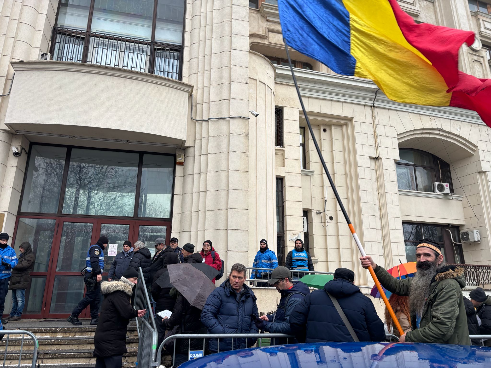 În „Valul Democrației” al susținătorilor lui Călin Georgescu: „Să se aleagă praful de tine, dacă nu scrii adevărul!” 