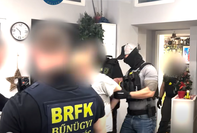 Hetekig bujkált a rendőrök elől a gyomorforgató felvételeket közzétett pedofil férfi - videón, ahogy elfogták