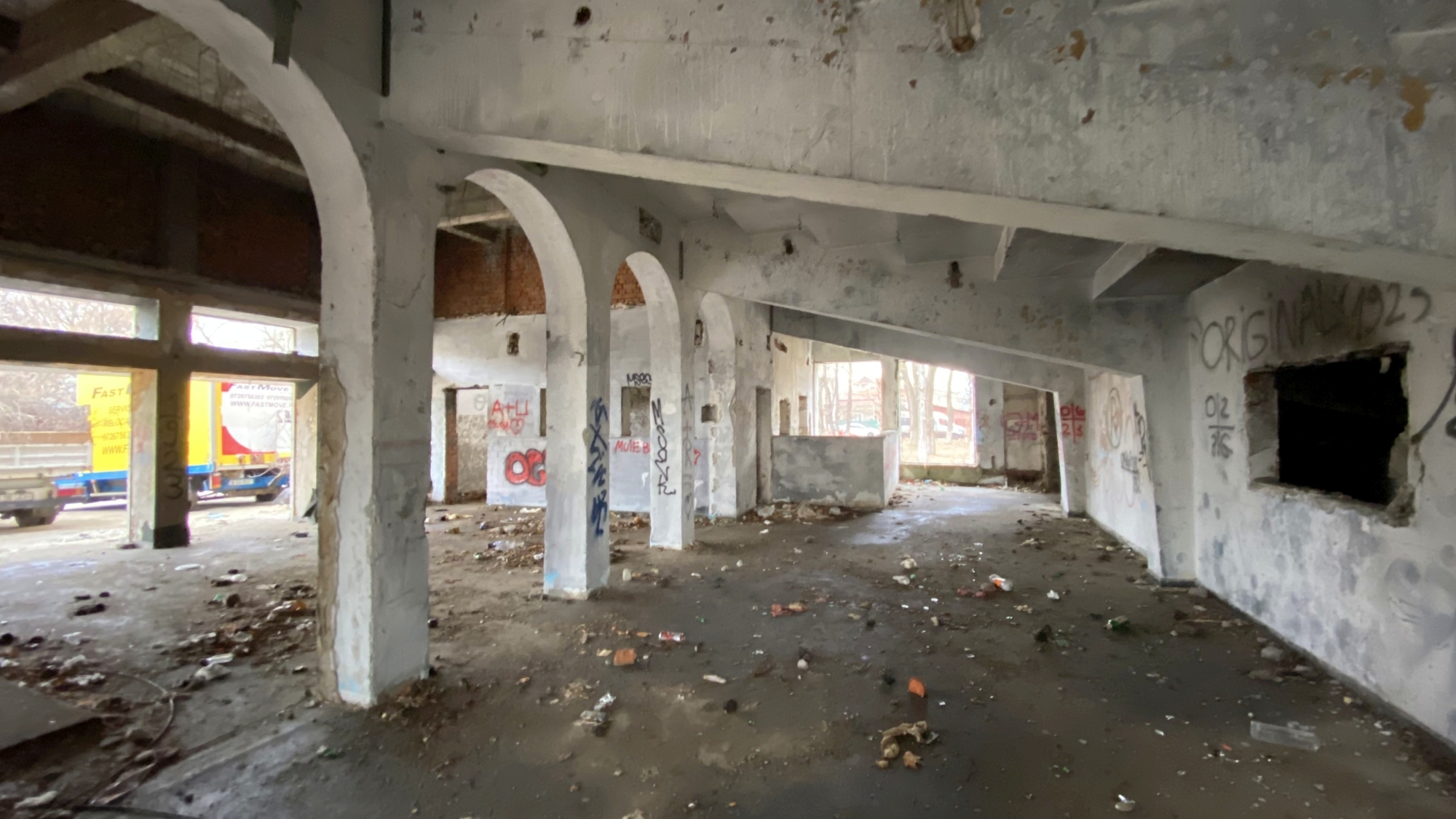 Cum arată la interior cinematograful Giulești, abandonat de autoritățile locale de mai bine de 20 de ani. Disputa dintre edili pe clădirea-simbol a cartierului