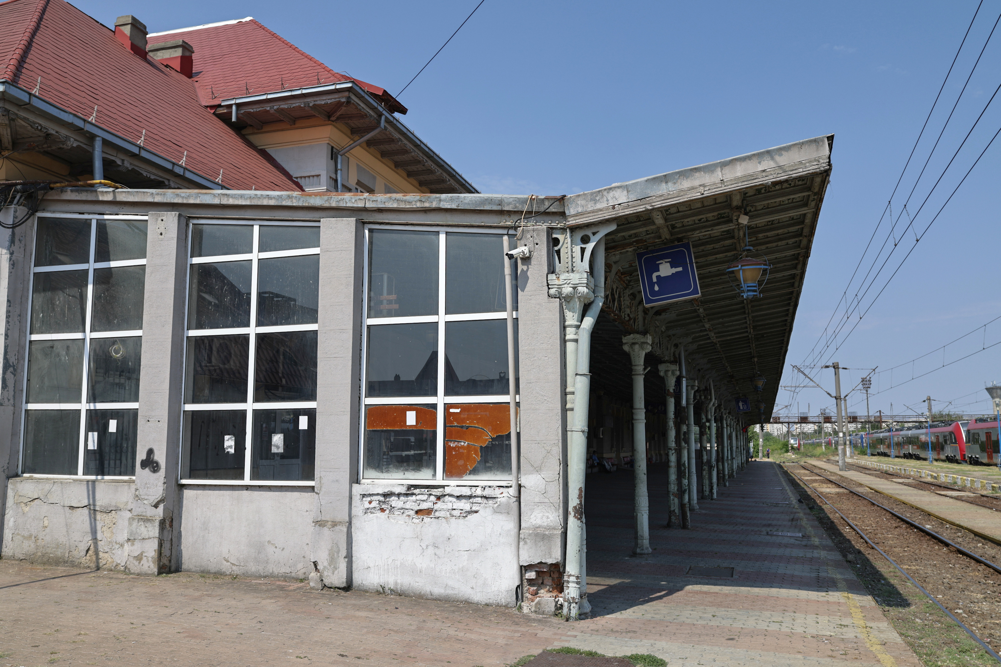 Gara-fantomă din București: dezastru total, cinci trenuri vin și pleacă, iar călătorii așteaptă micii calzi „La pierde tren”