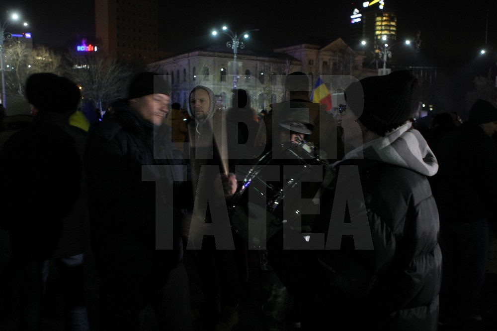 UPDATE. Protest, miercuri seara, în Piața Victoriei. ”Uniți toți, scăpăm țara de hoți!”. Hora frăției, în fața Guvernului / GALERIE FOTO