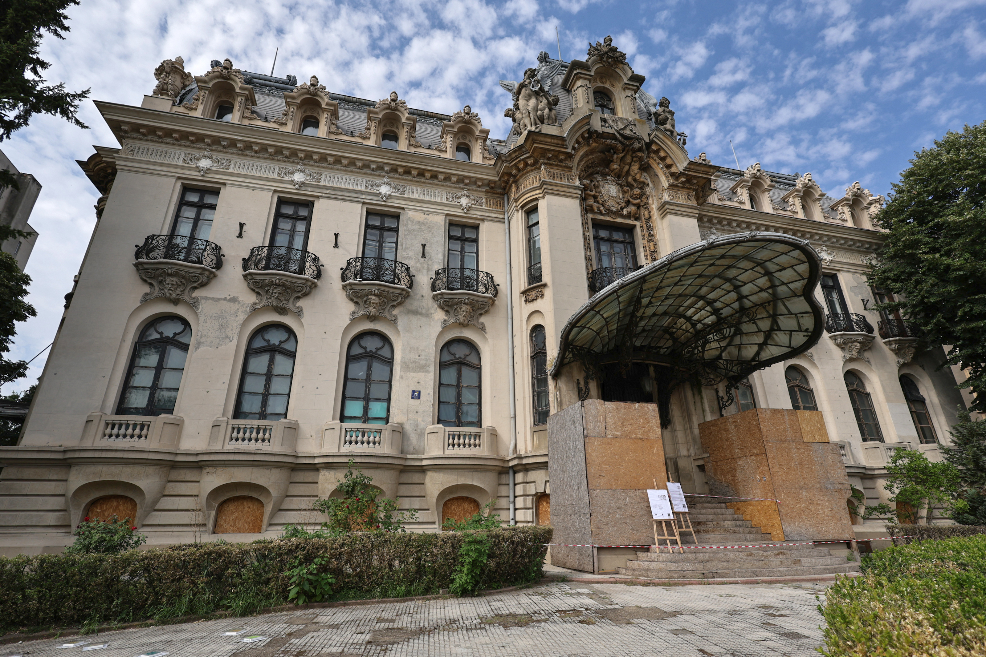 O bijuterie a Bucureștiului se luptă cu timpul, în timp ce restaurarea bate pasul pe loc