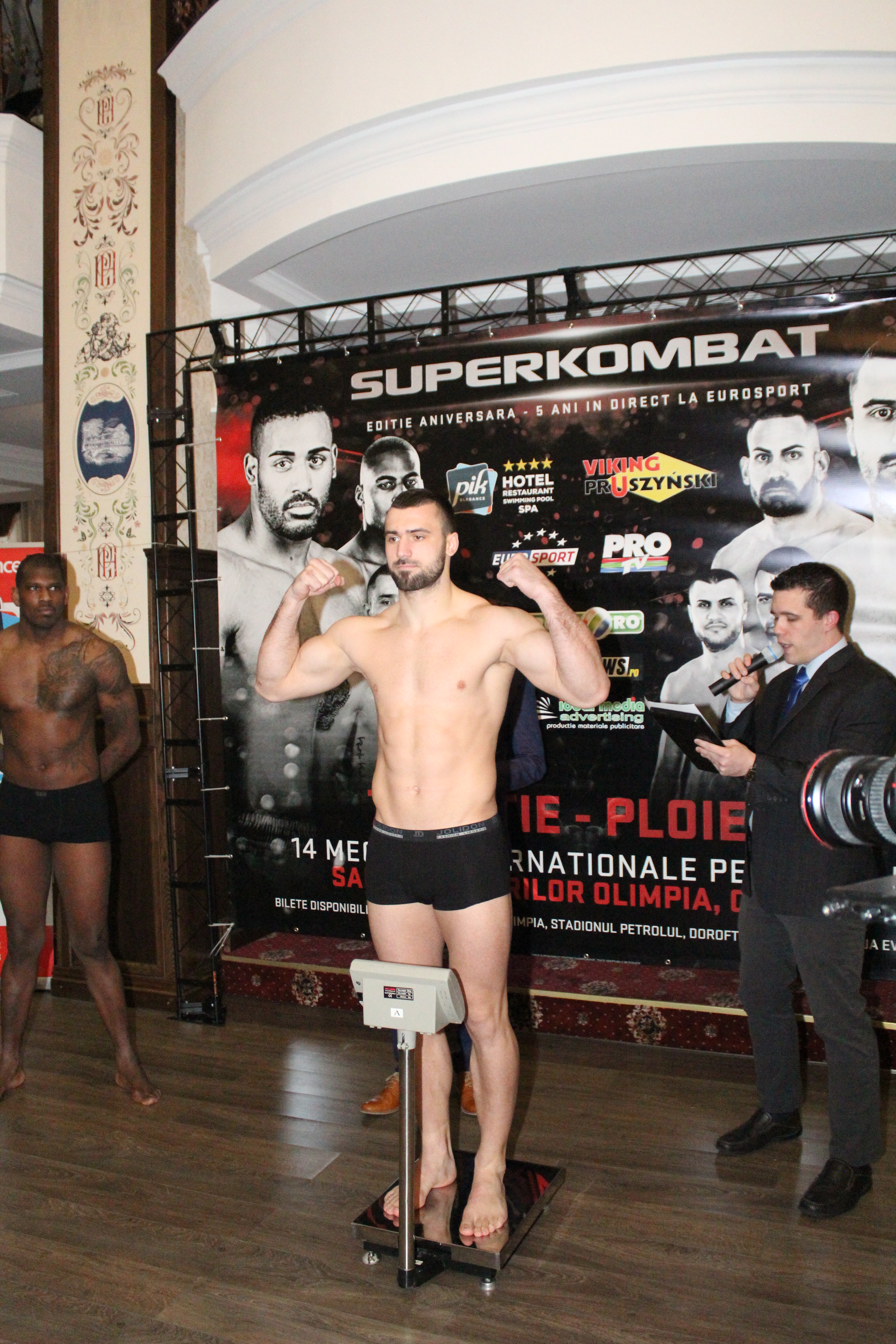 Luptătorii de la Superkombat Ploiești s-au confruntat pentru prima dată la cântarul oficial / GALERIE FOTO